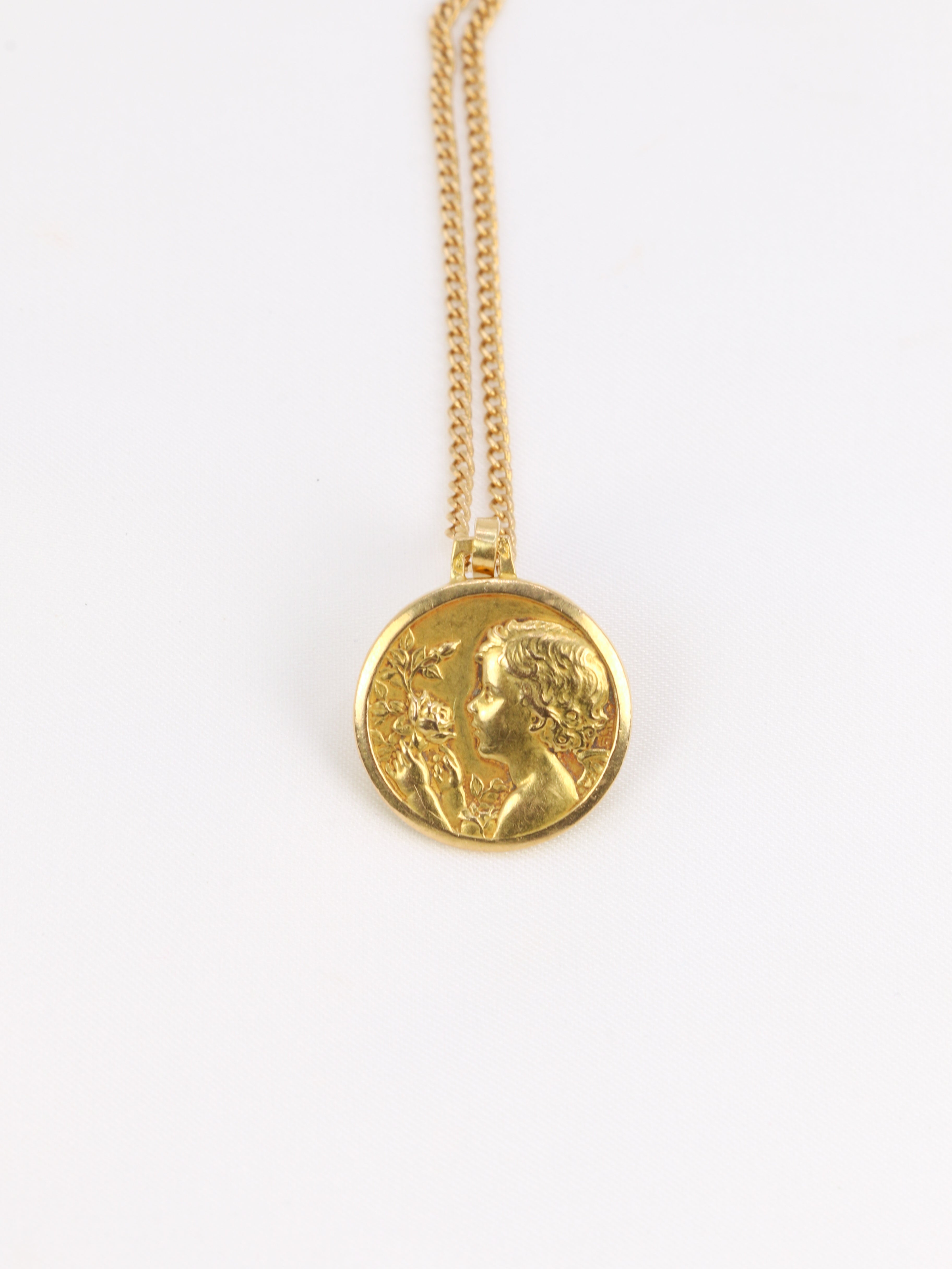 Art Nouveau medal pendant in gold depicting the little girl with the rose