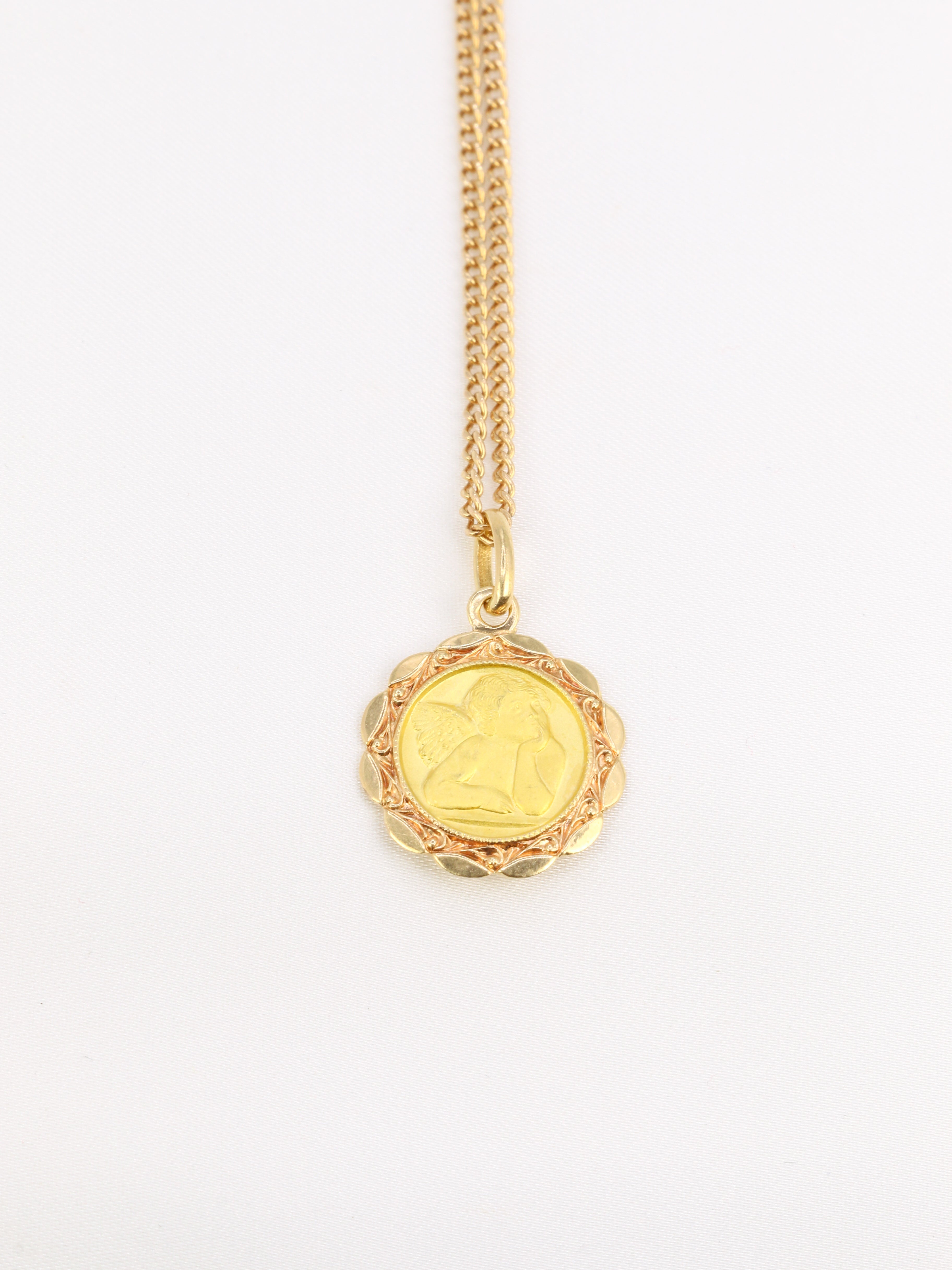 Vintage religious medal in yellow gold depicting an angel