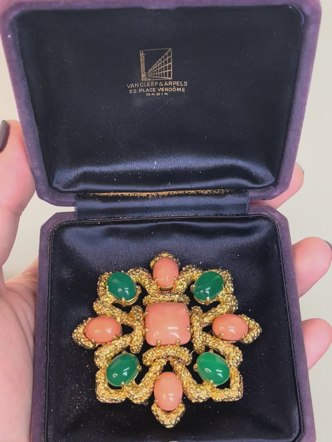 VAN CLEEF & ARPELS Pendentif broche Delphes or jaune corail chrysoprase