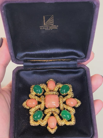 VAN CLEEF & ARPELS Pendentif broche Delphes or jaune corail chrysoprase