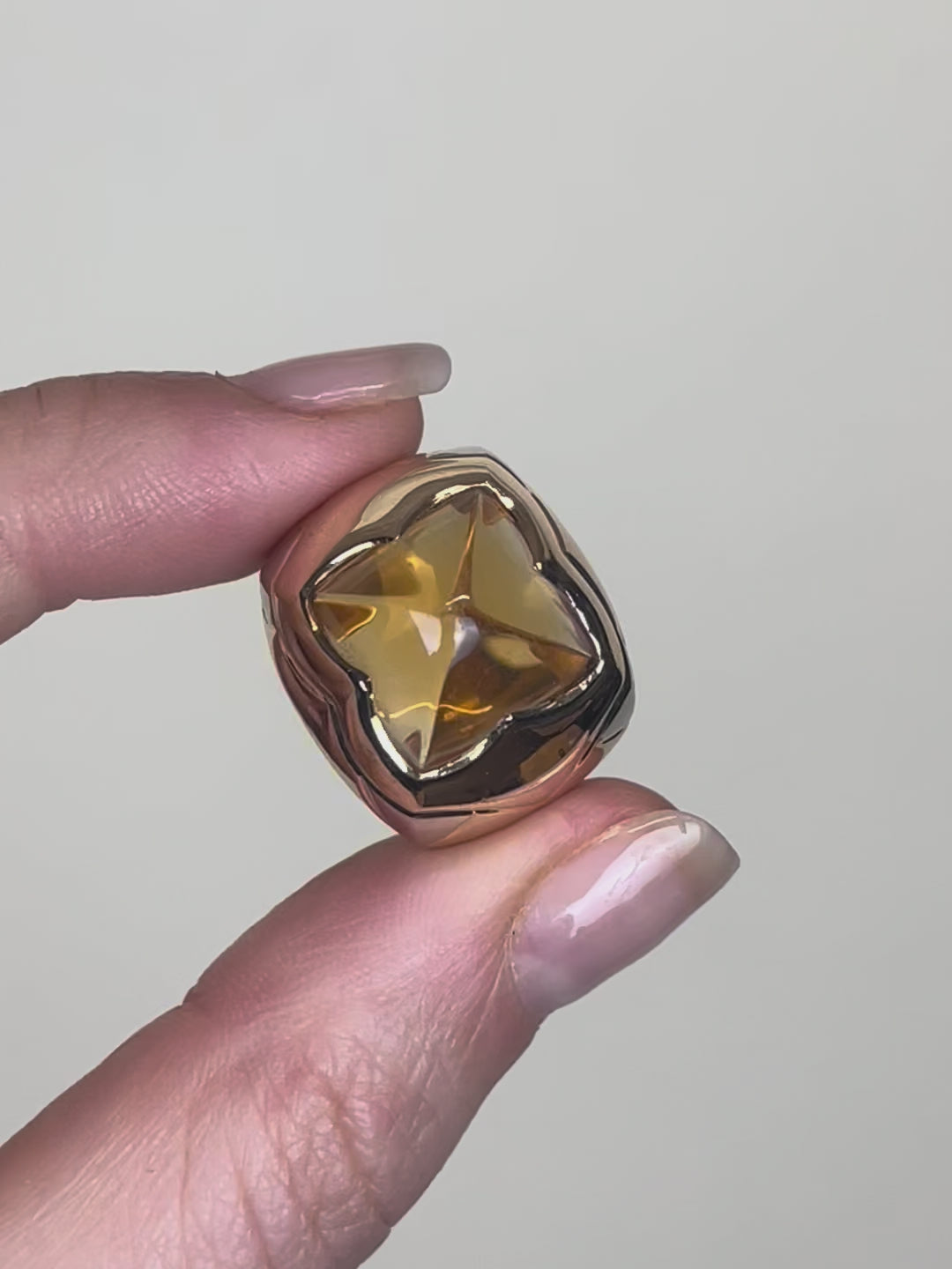 BVLGARI Bague pyramide or jaune citrine pain de sucre