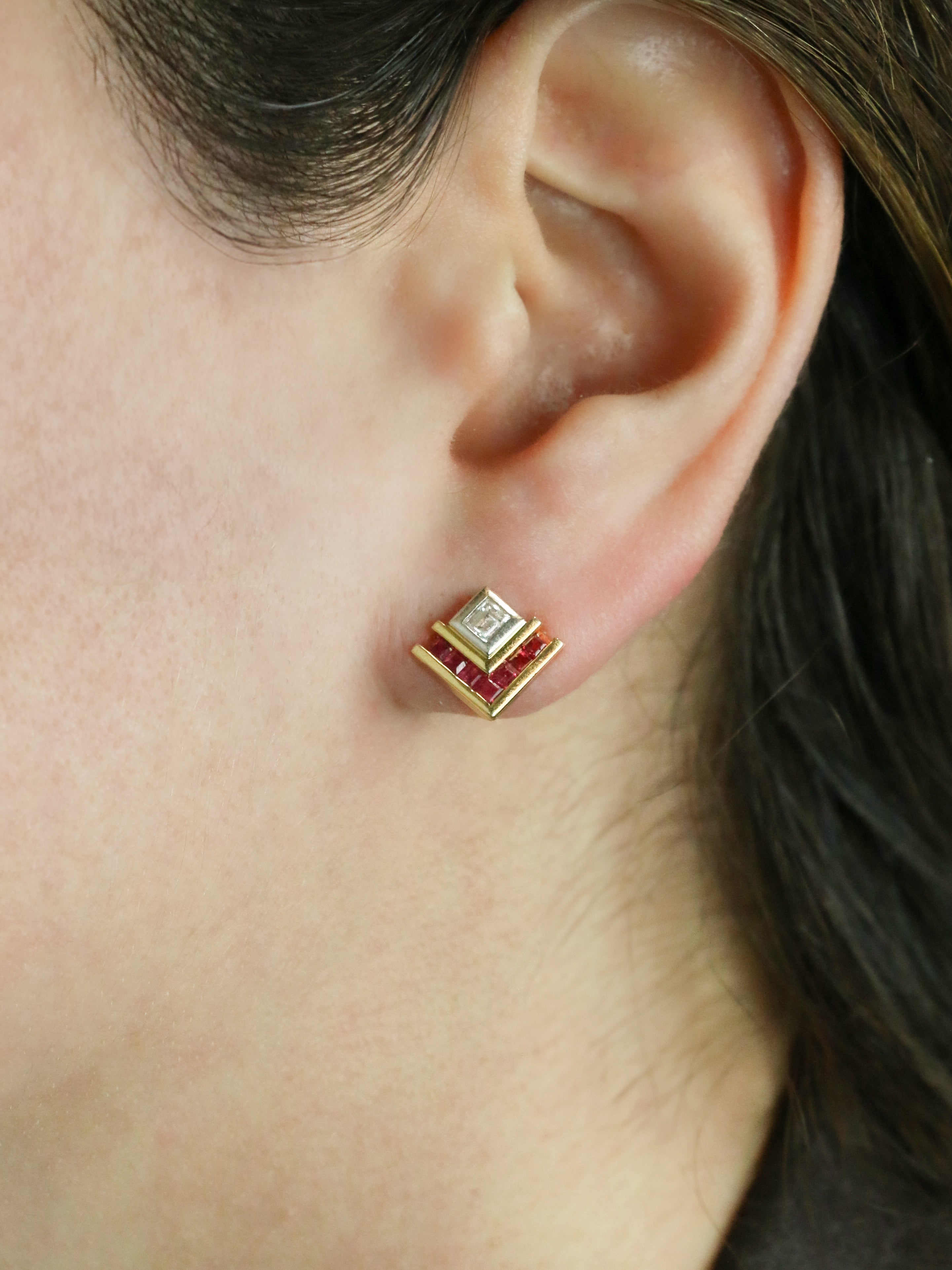 Boucles d’oreilles diamants taille emeraude rubis calibres