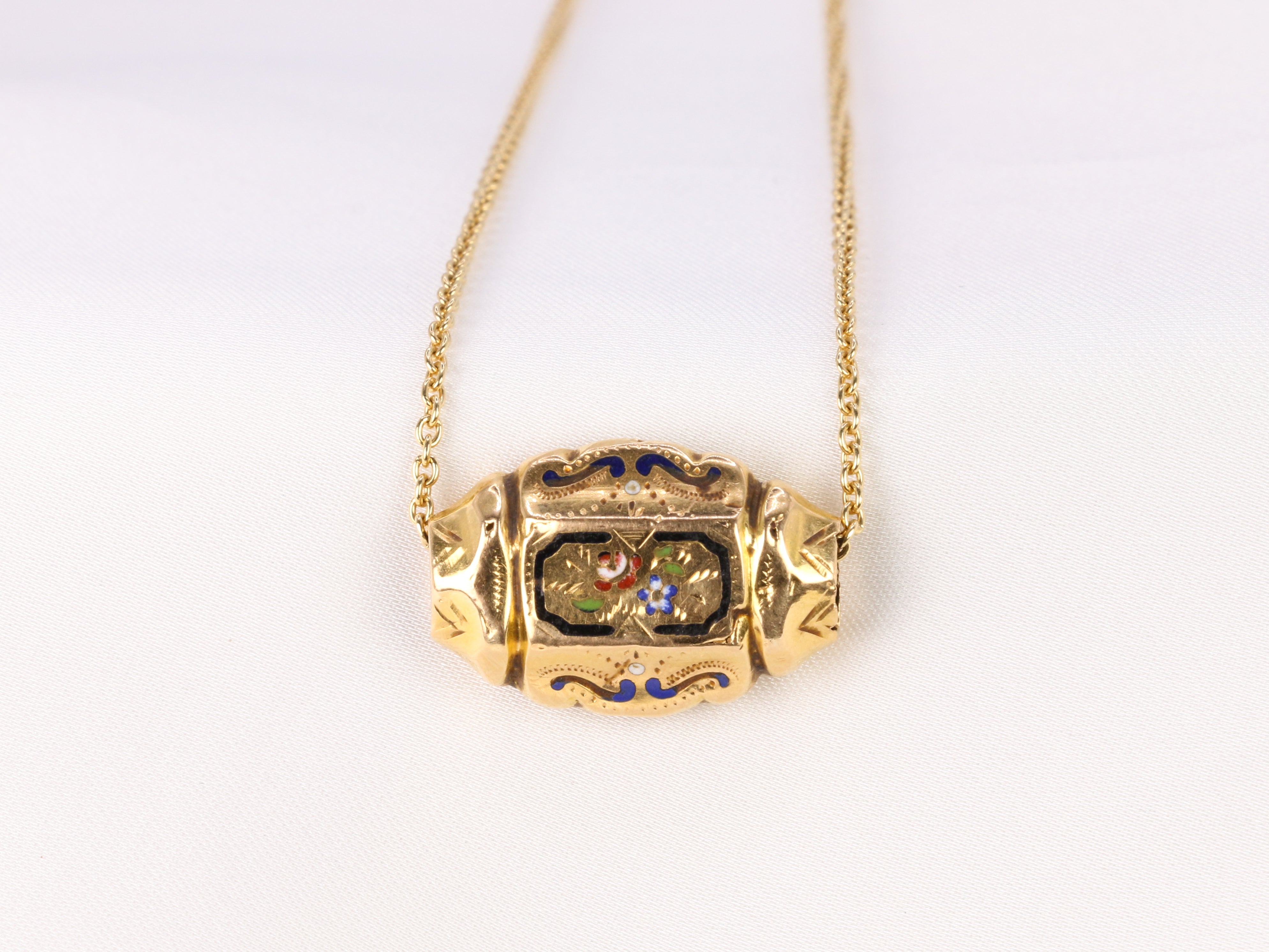 Flowing pendant in yellow gold and enamel with floral motifs - Late 19th century