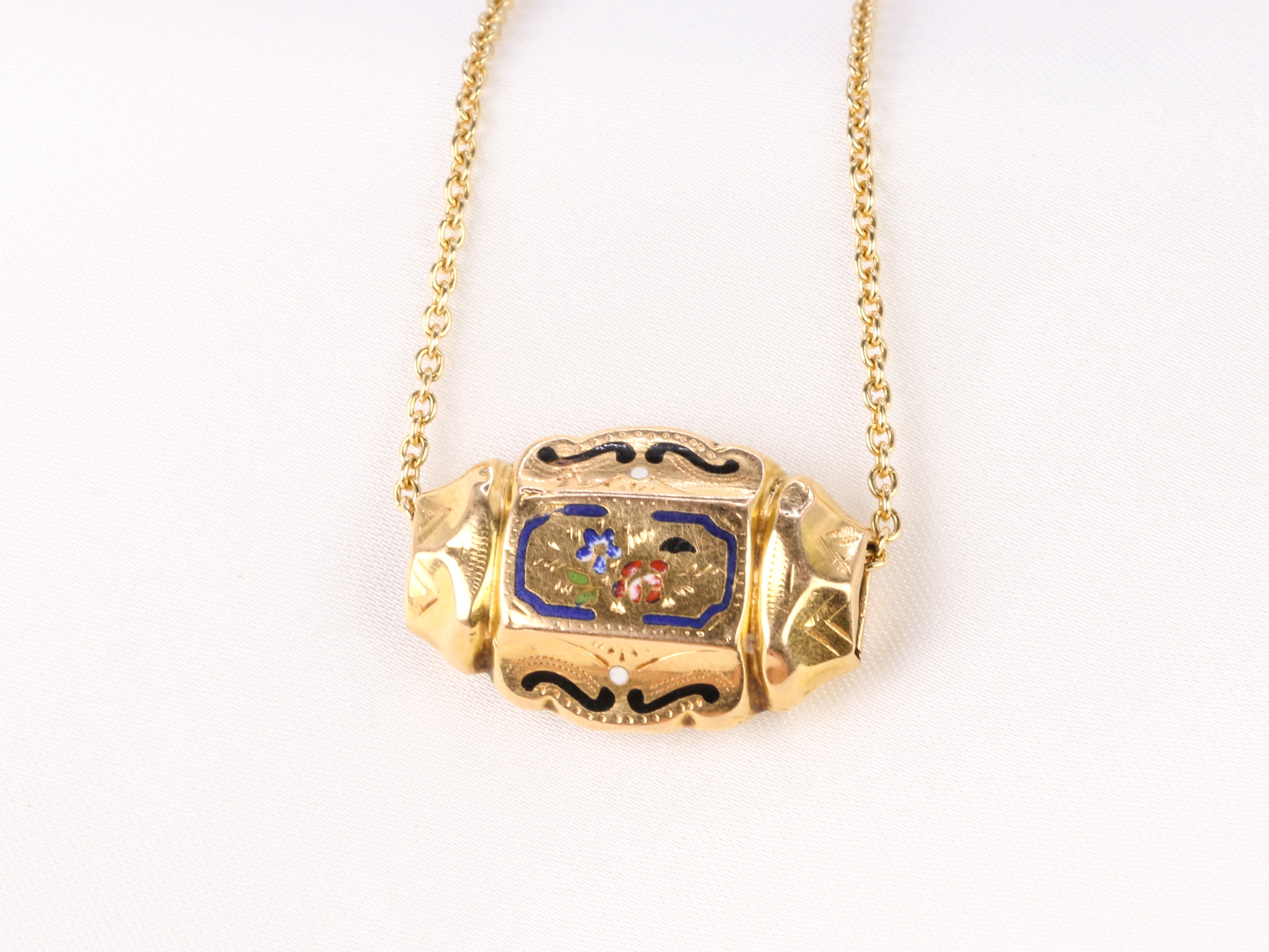 Flowing pendant in yellow gold and enamel with floral motifs - Late 19th century