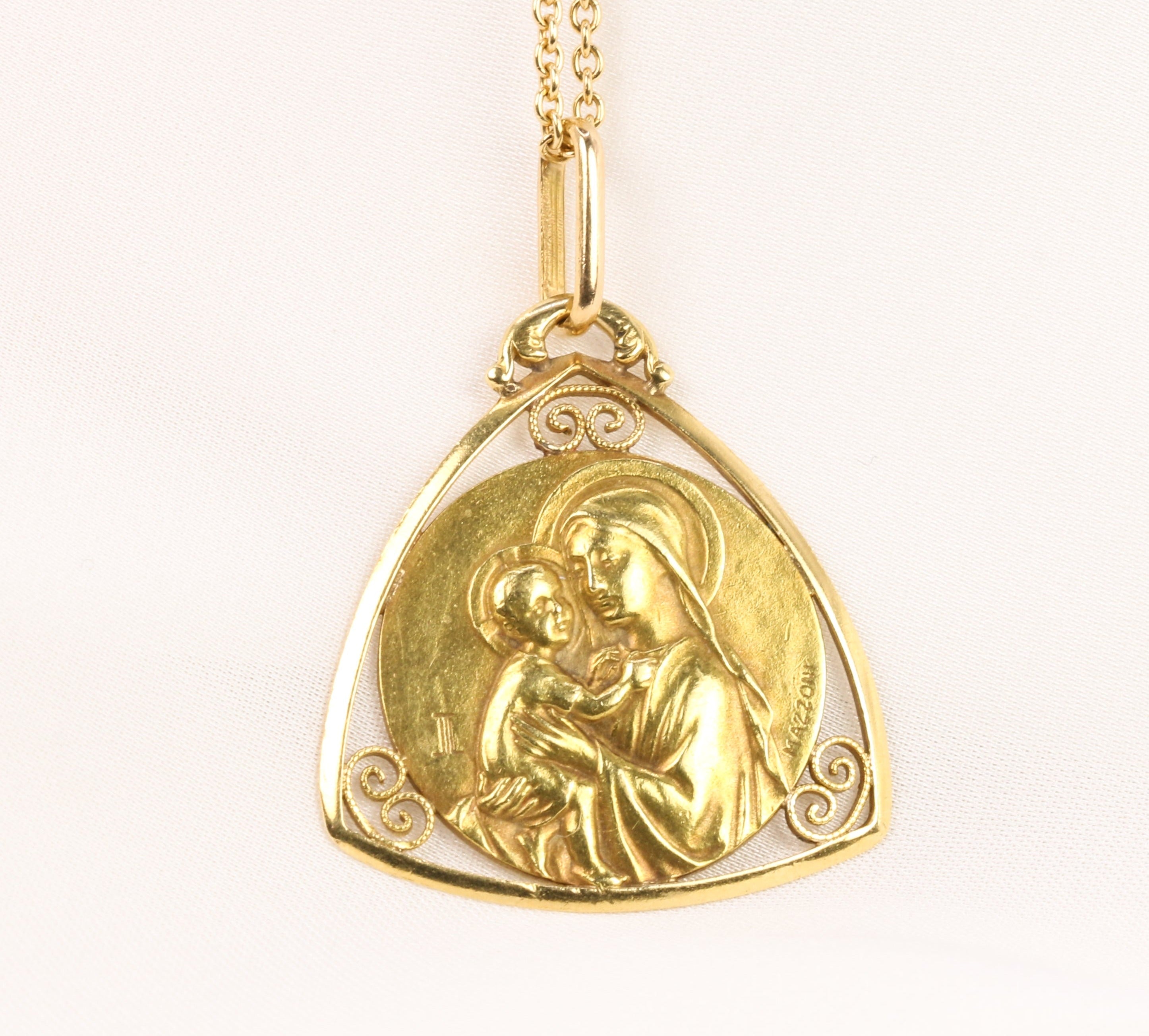 Art Nouveau medal in yellow gold signed Mazzoni, Virgin and Child