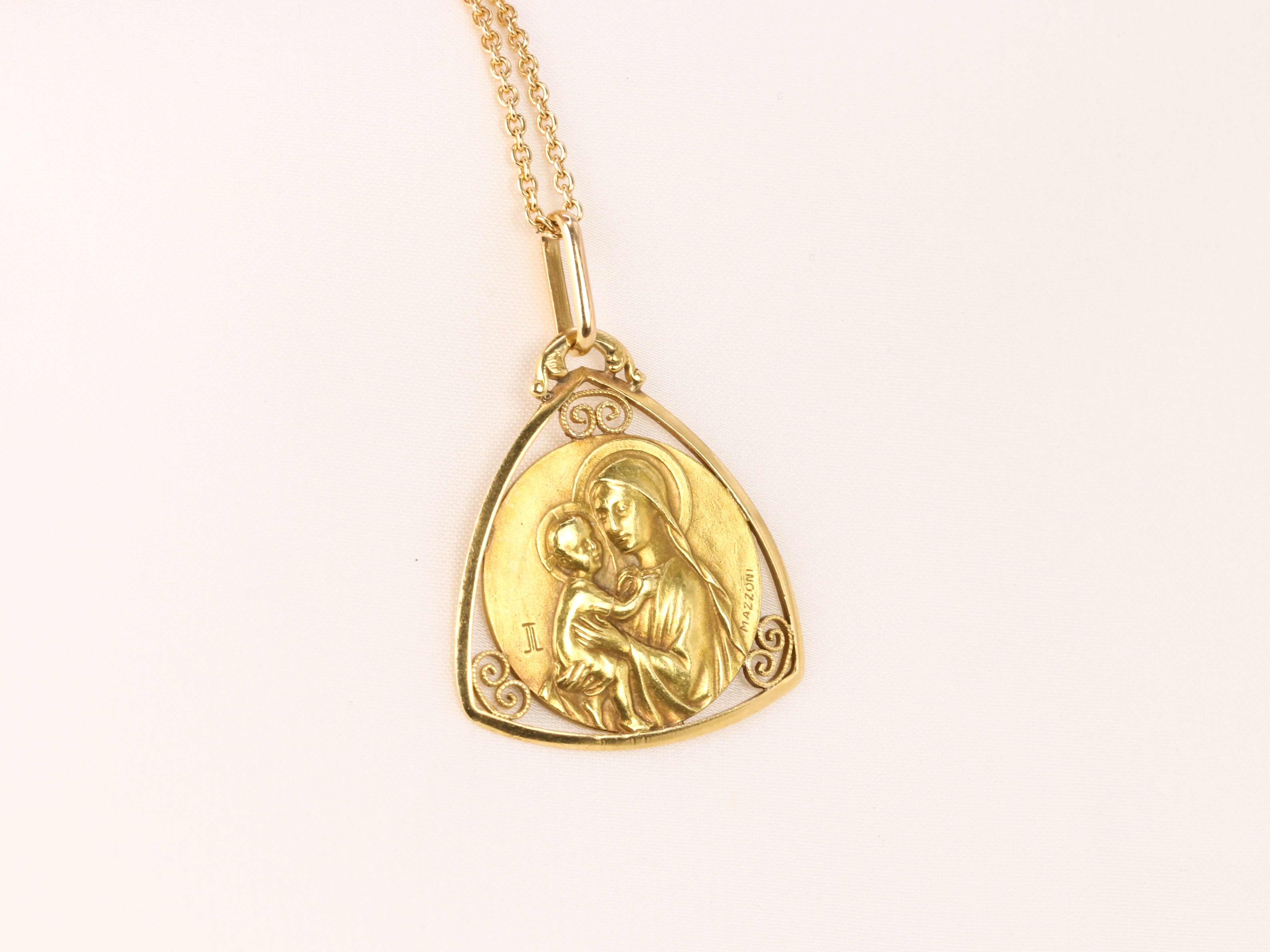 Art Nouveau medal in yellow gold signed Mazzoni, Virgin and Child