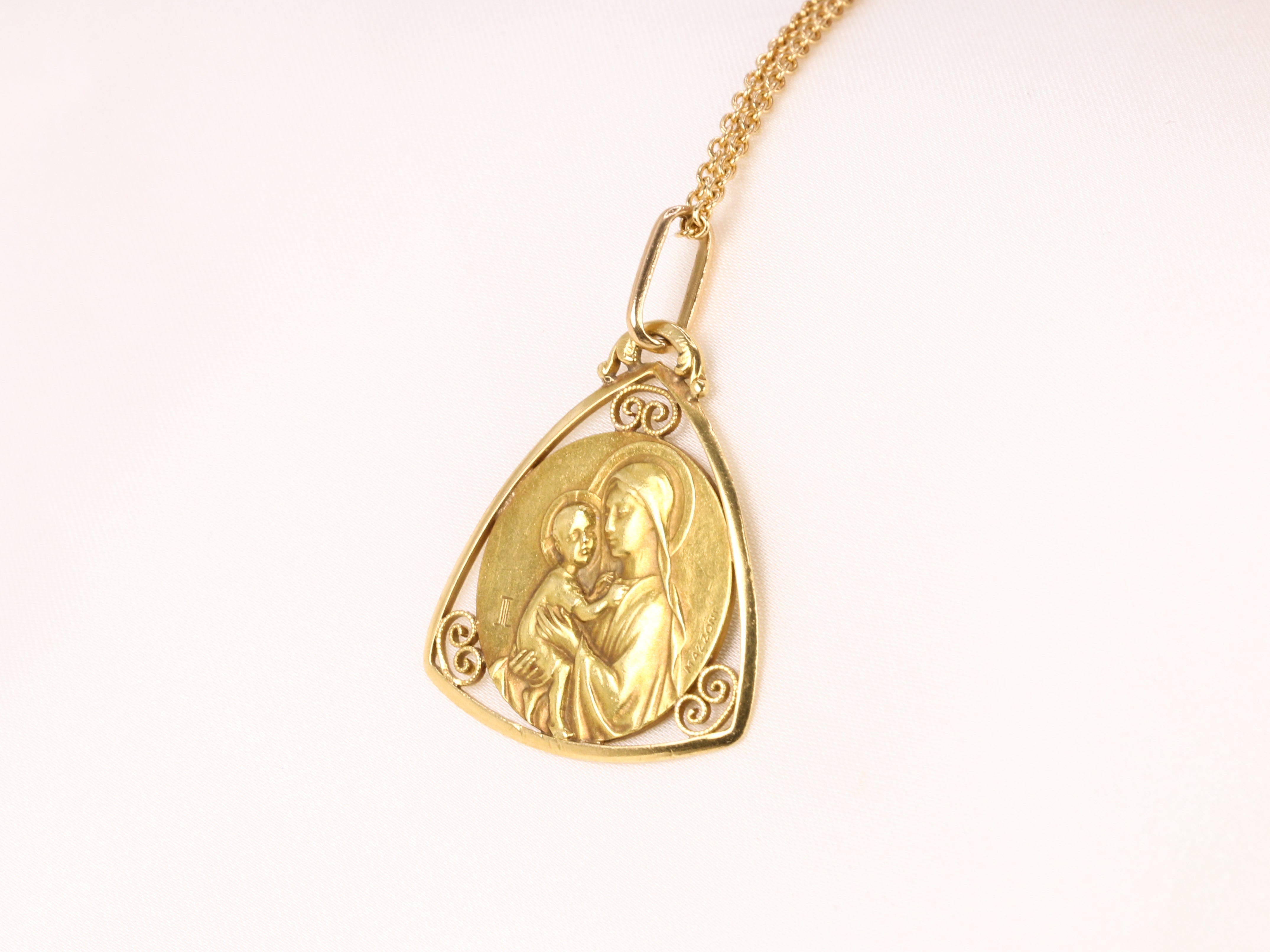 Art Nouveau medal in yellow gold signed Mazzoni, Virgin and Child