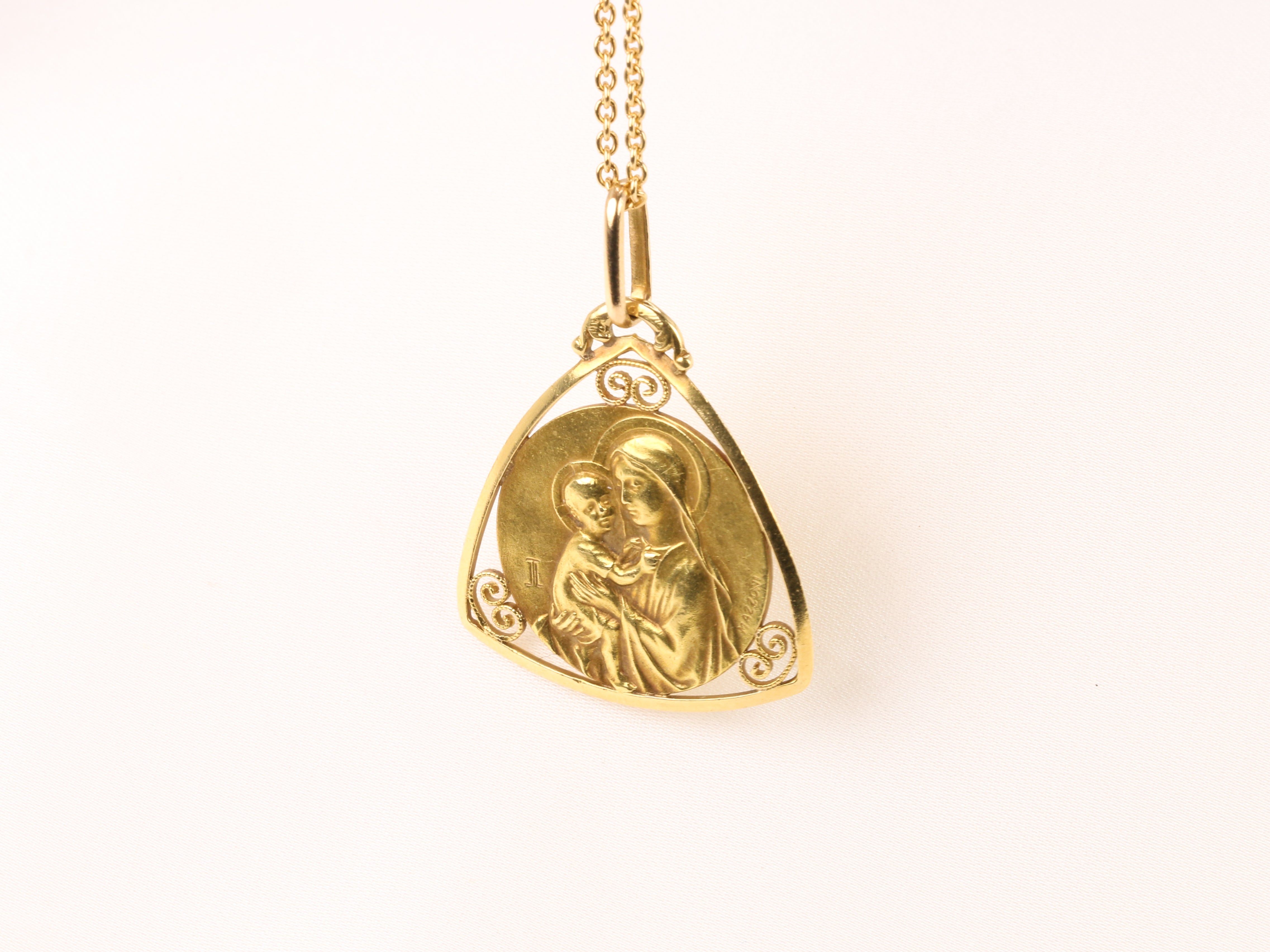 Art Nouveau medal in yellow gold signed Mazzoni, Virgin and Child