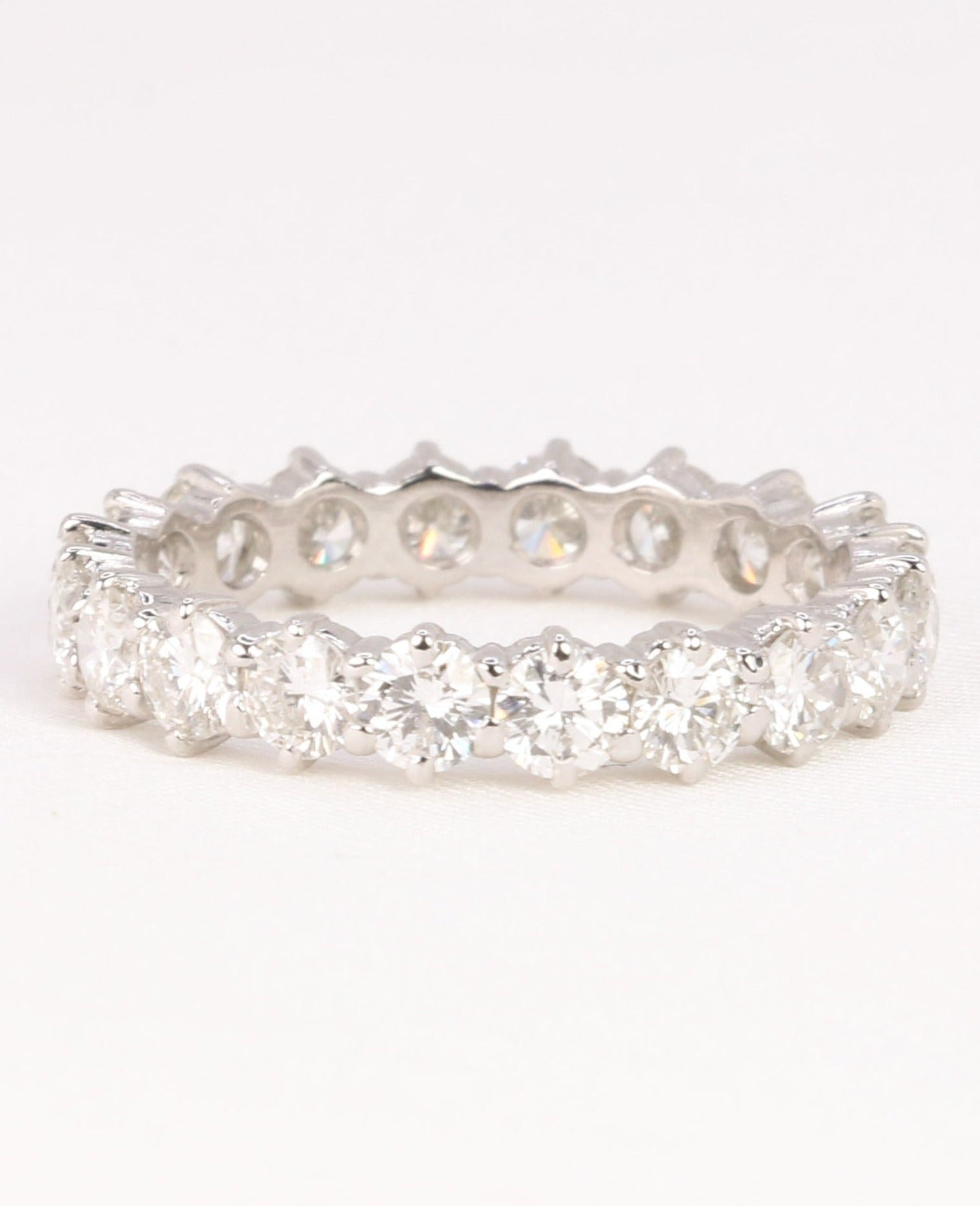 Vintage American wedding ring in white gold and diamonds