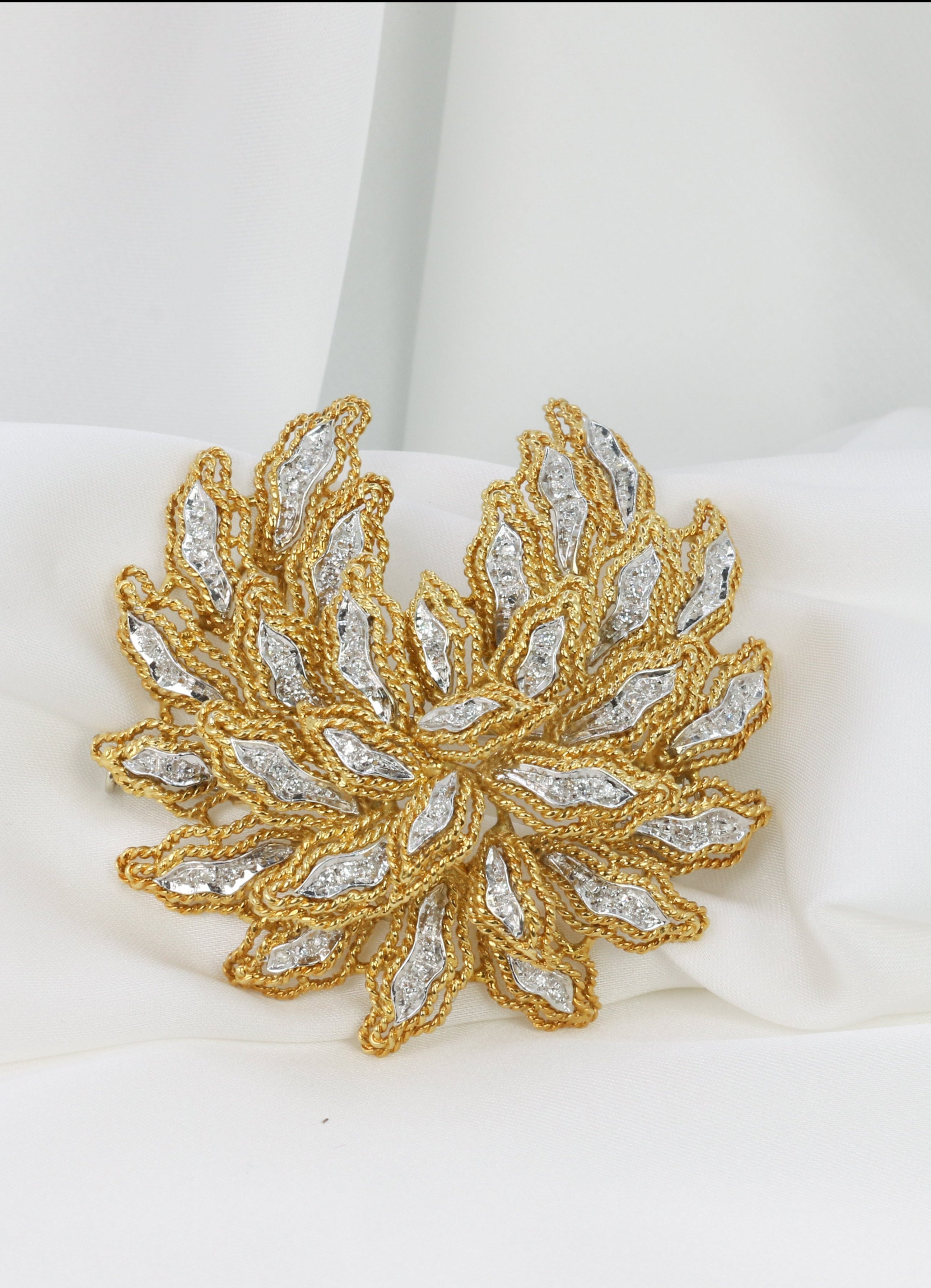 Vintage flower brooch in gold and diamonds in the style of the anemones model by Van Cleef &amp; Arpels