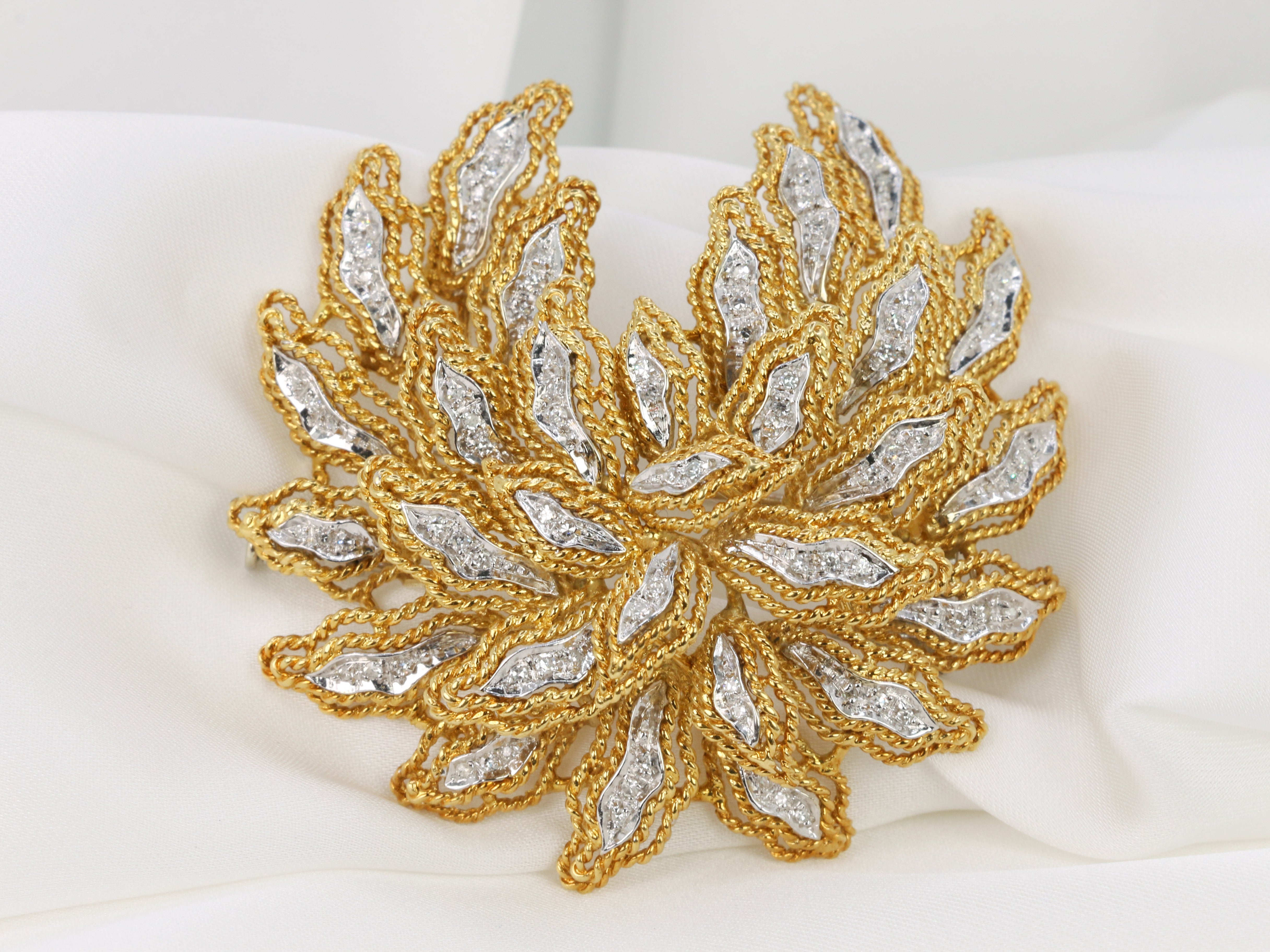 Vintage flower brooch in gold and diamonds in the style of the anemones model by Van Cleef &amp; Arpels