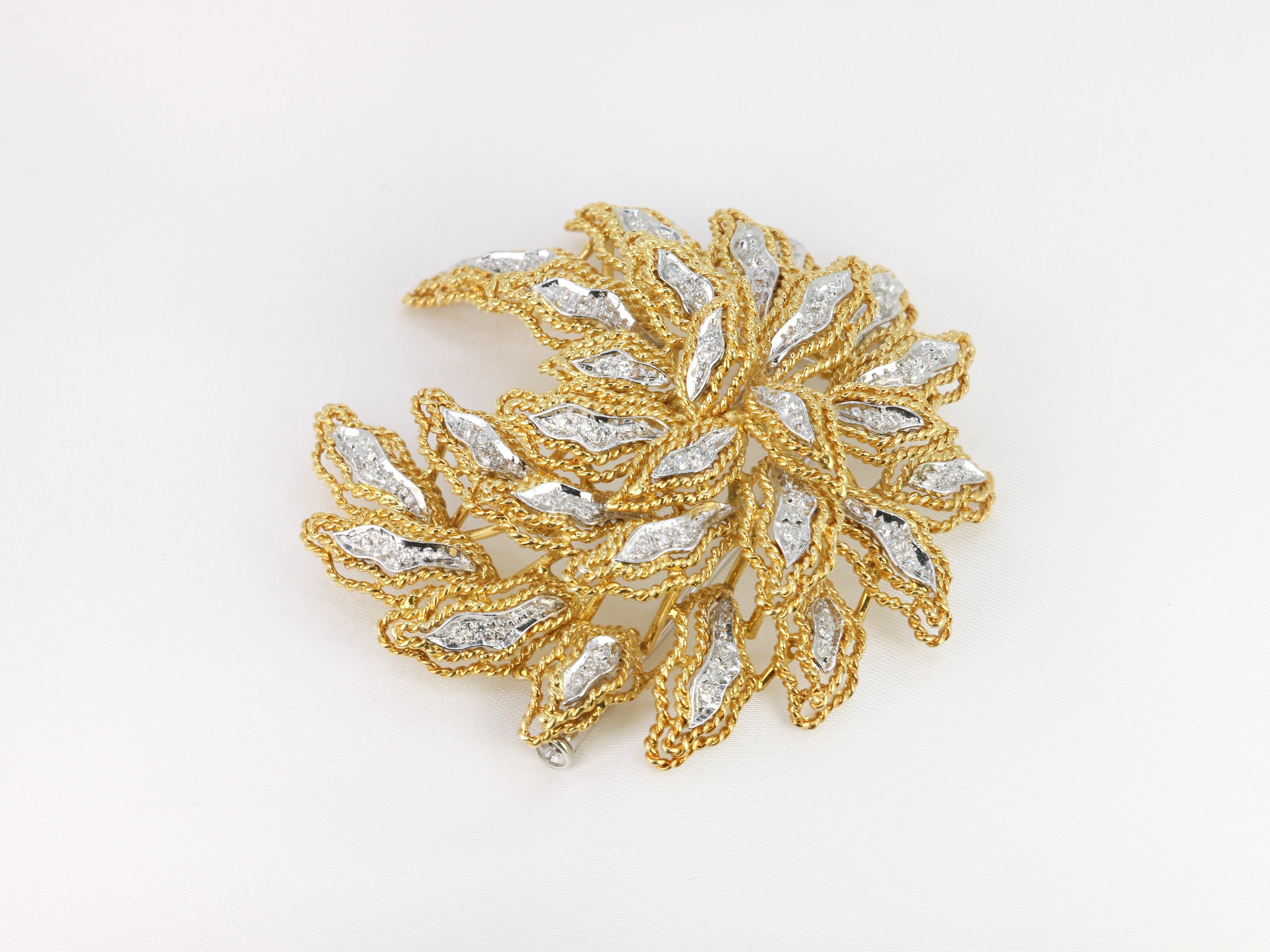 Vintage flower brooch in gold and diamonds in the style of the anemones model by Van Cleef &amp; Arpels