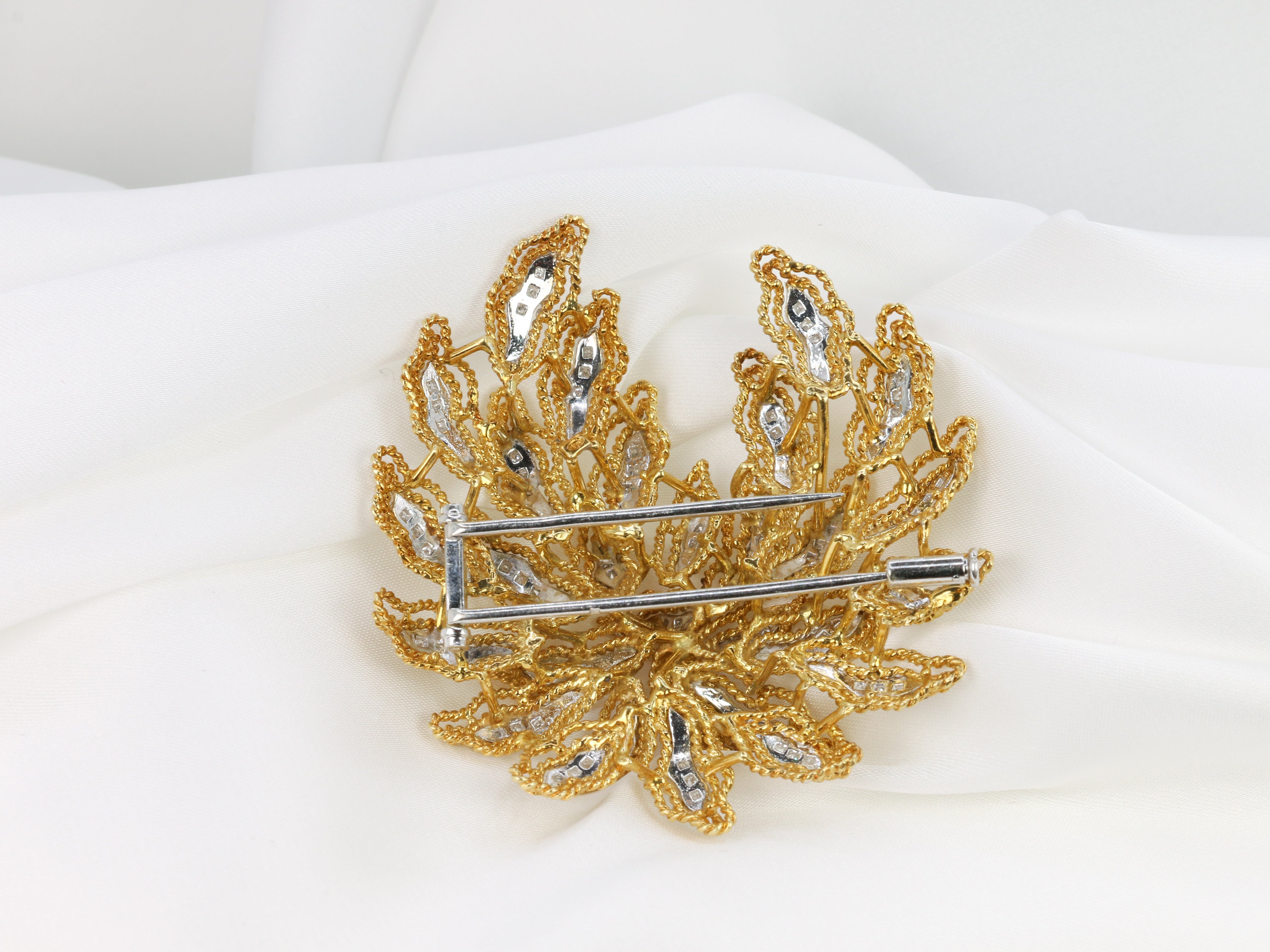 Vintage flower brooch in gold and diamonds in the style of the anemones model by Van Cleef &amp; Arpels