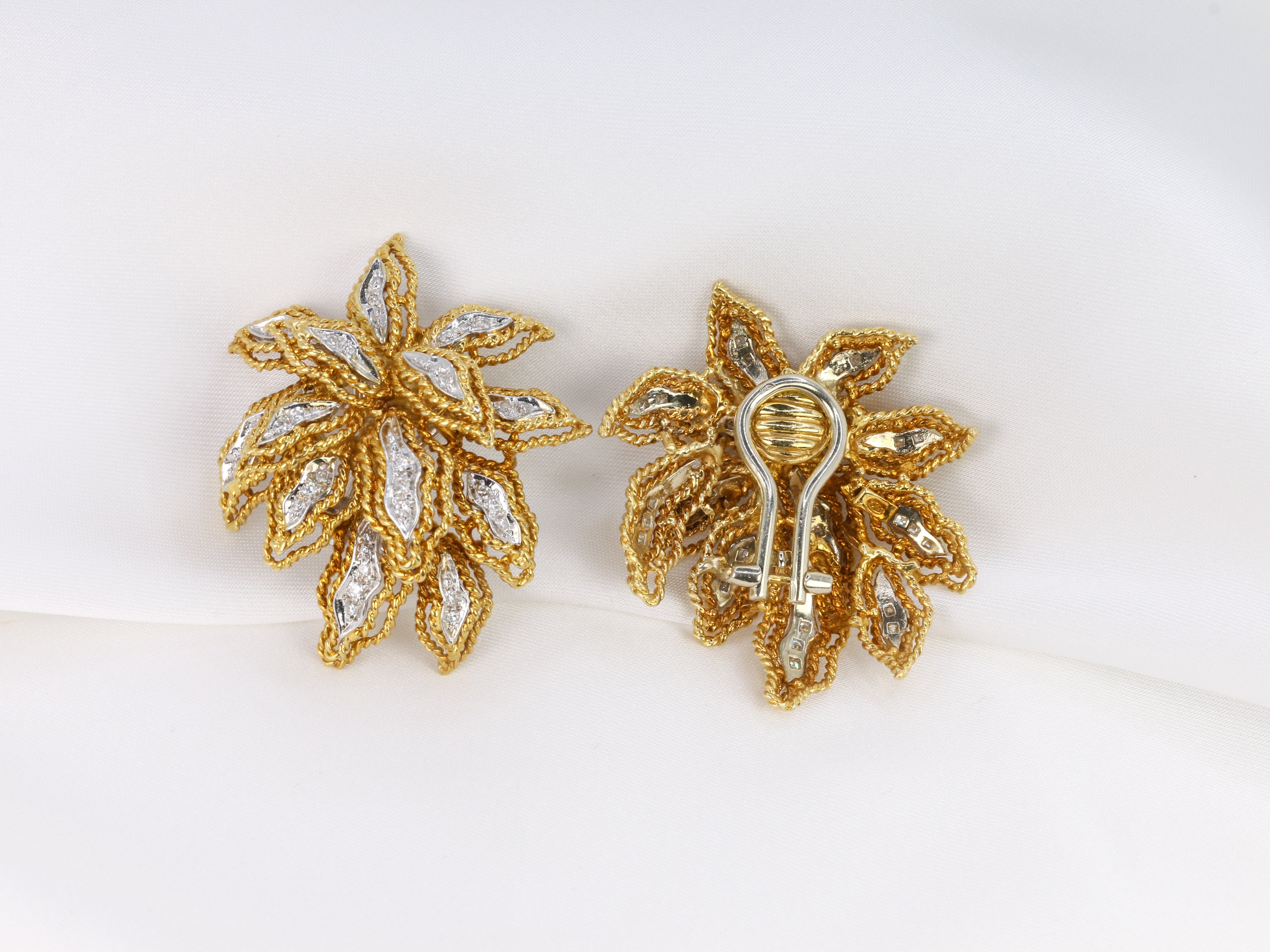 Clips d’oreilles vintage fleur en or et diamants