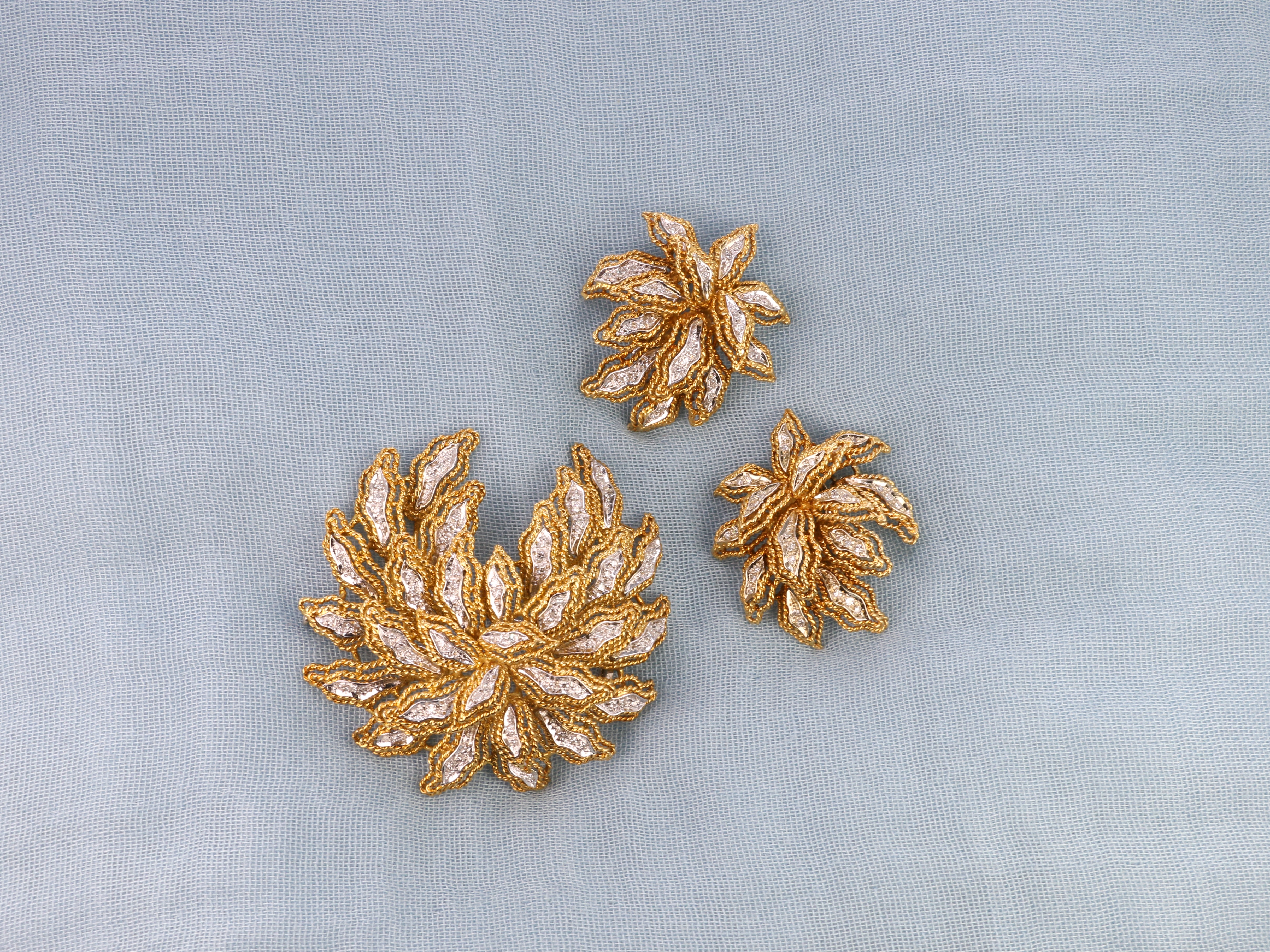 Vintage flower brooch in gold and diamonds in the style of the anemones model by Van Cleef &amp; Arpels