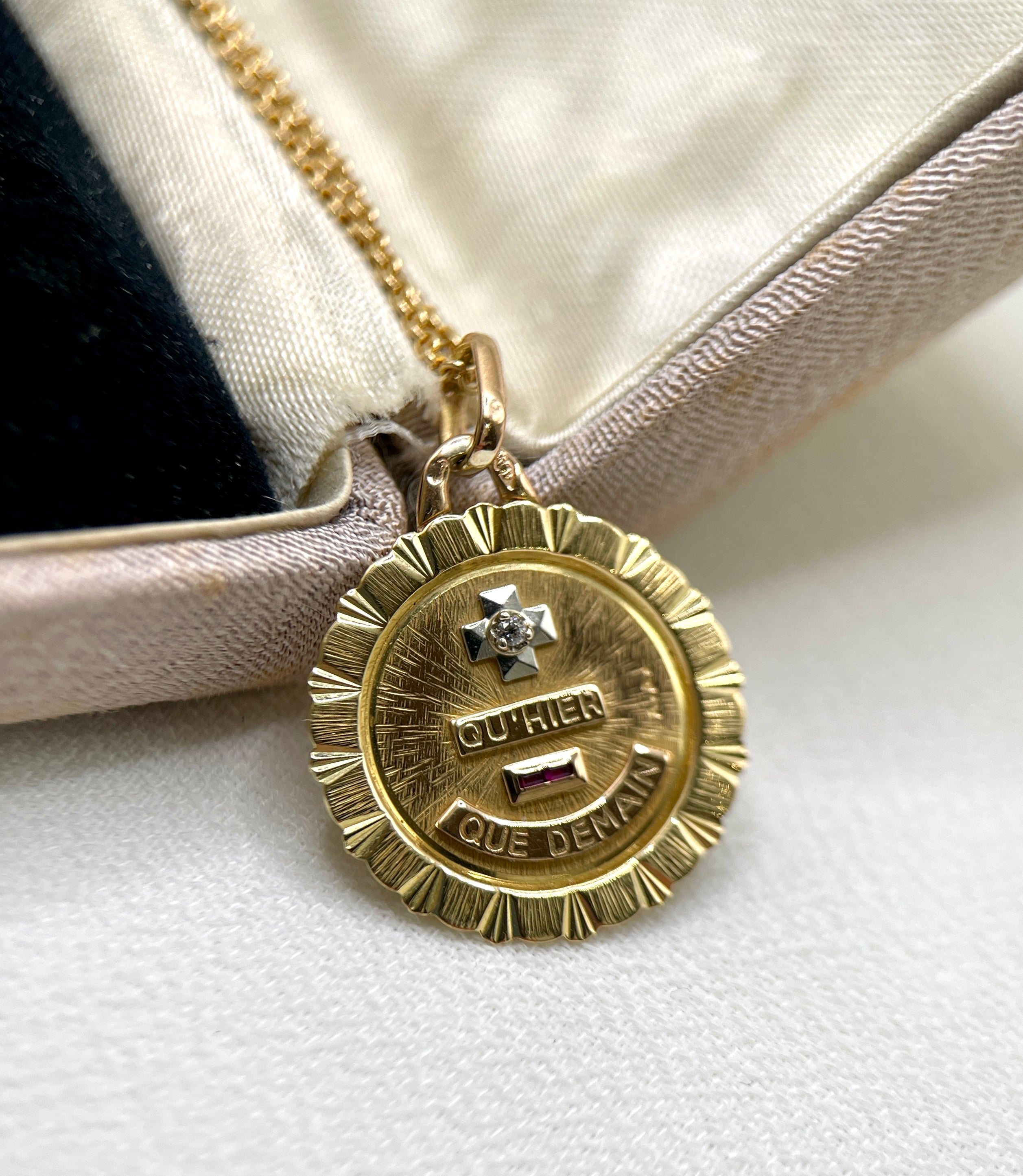 A.Augis Love Medal, More than yesterday, less than tomorrow - 18k Gold, Diamond and Ruby - ca 1950