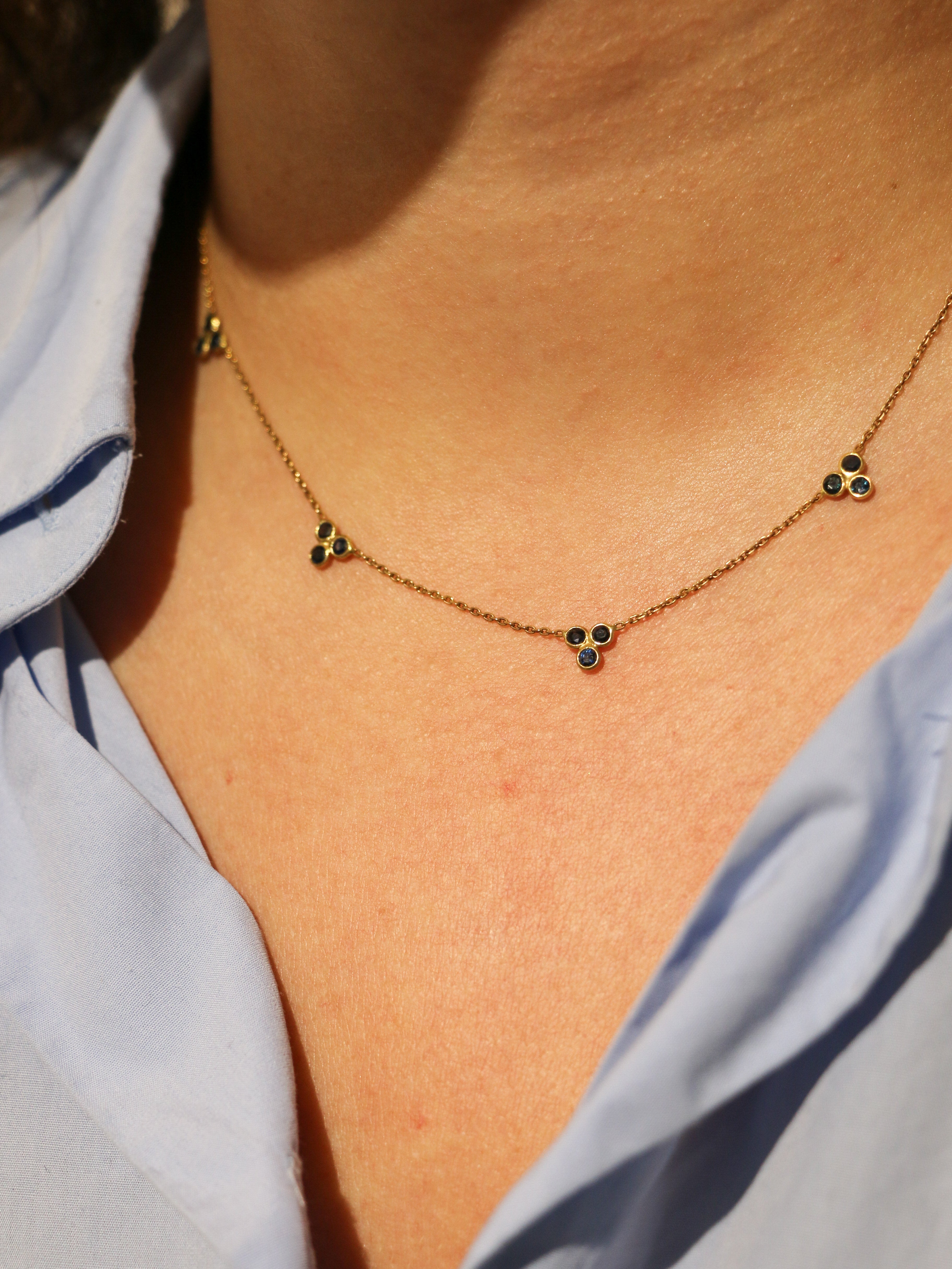 Vintage chain necklace in yellow gold and blue sapphire motifs 