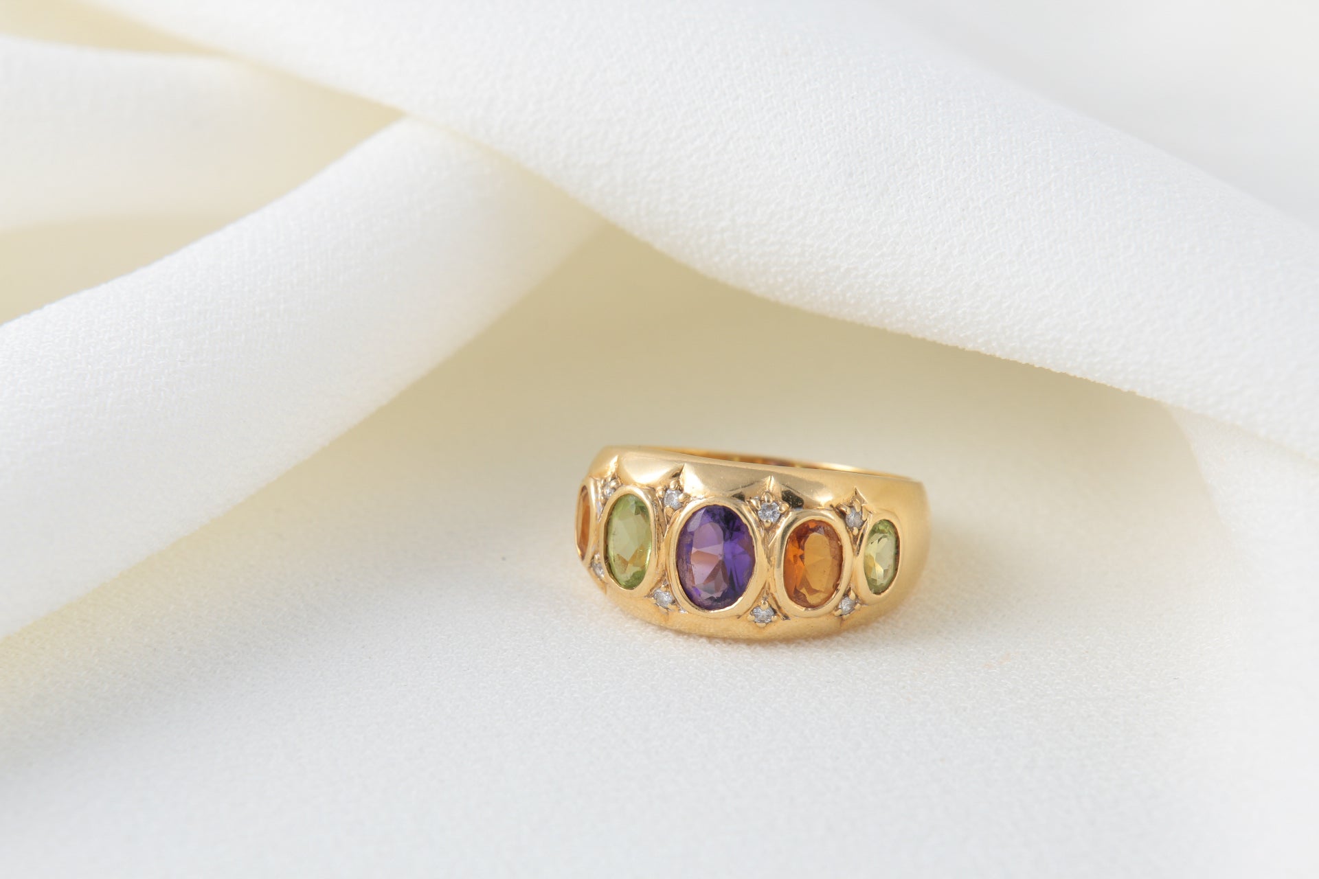 Vintage Ring in Gold, Diamonds and Fine Stones