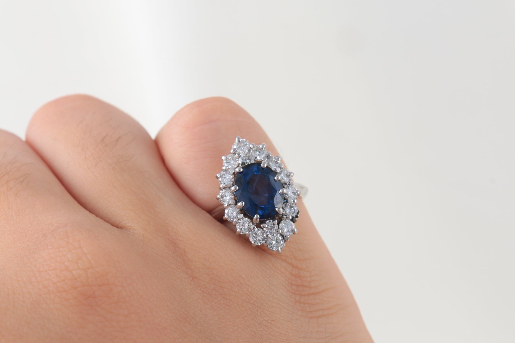 Vintage marquise ring in 18k white gold with sapphires and diamonds