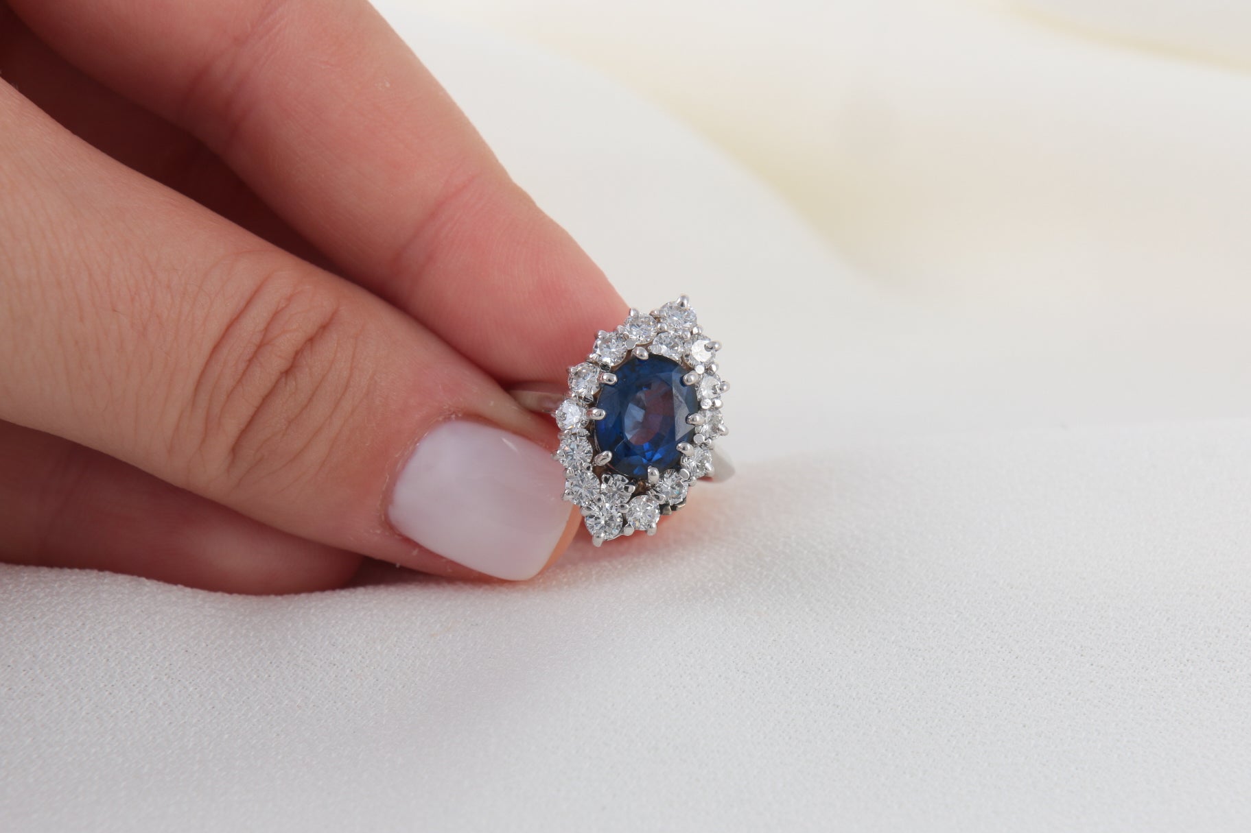 Vintage marquise ring in 18k white gold with sapphires and diamonds