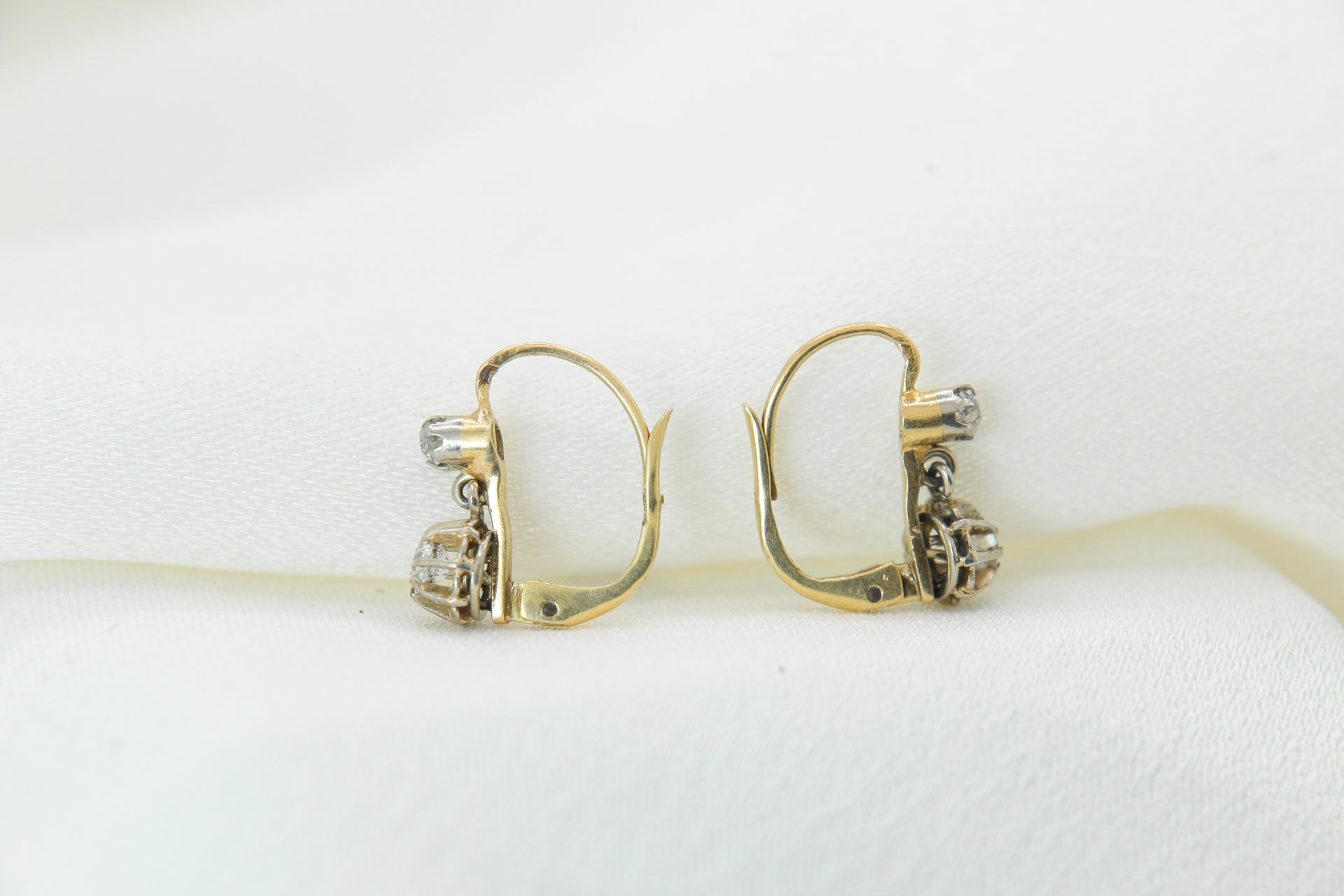 Boucles d’Oreilles Dormeuses  Anciennes en Or et Diamants