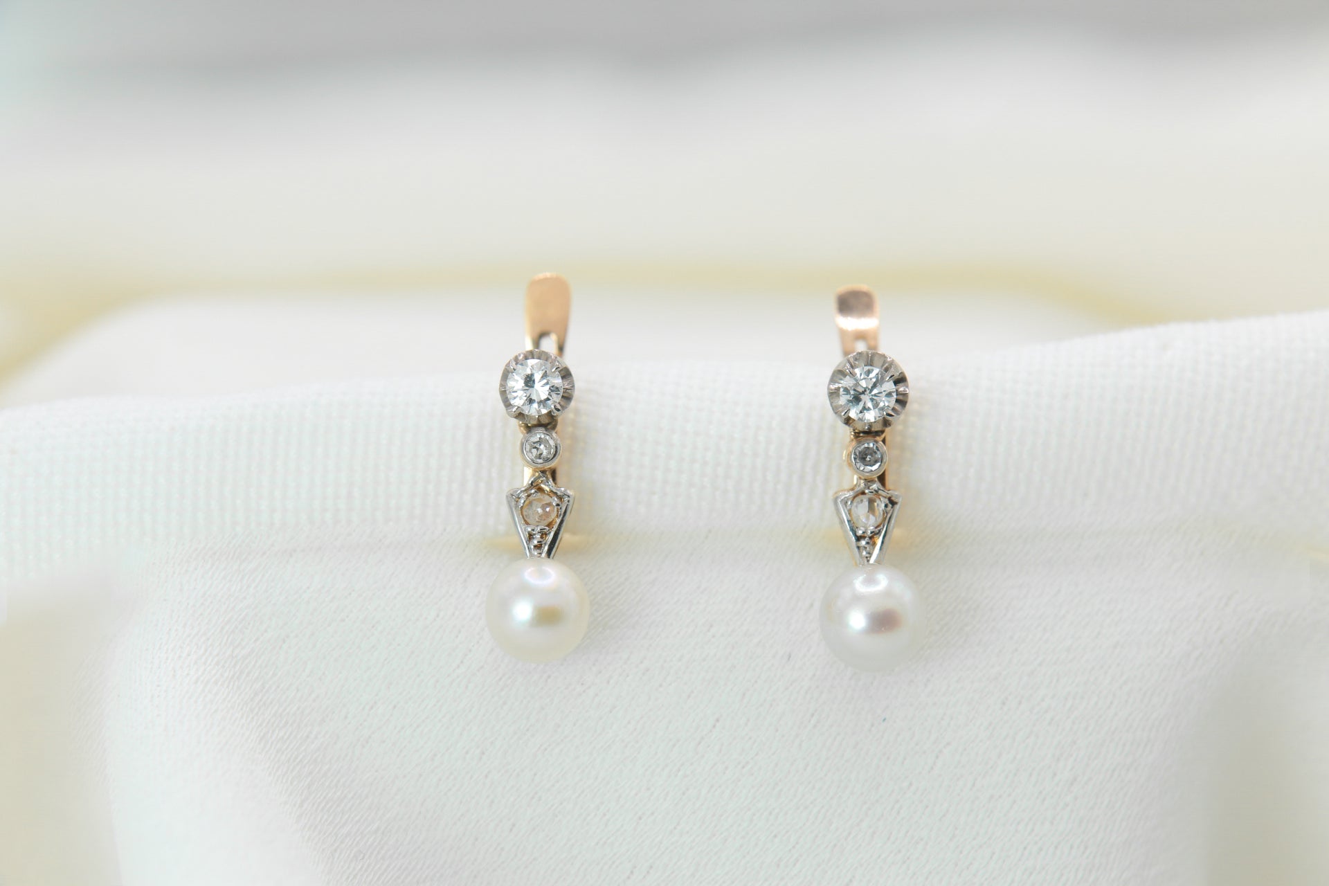 Boucles d'oreilles Dormeuses en Or, Perles et Diamants