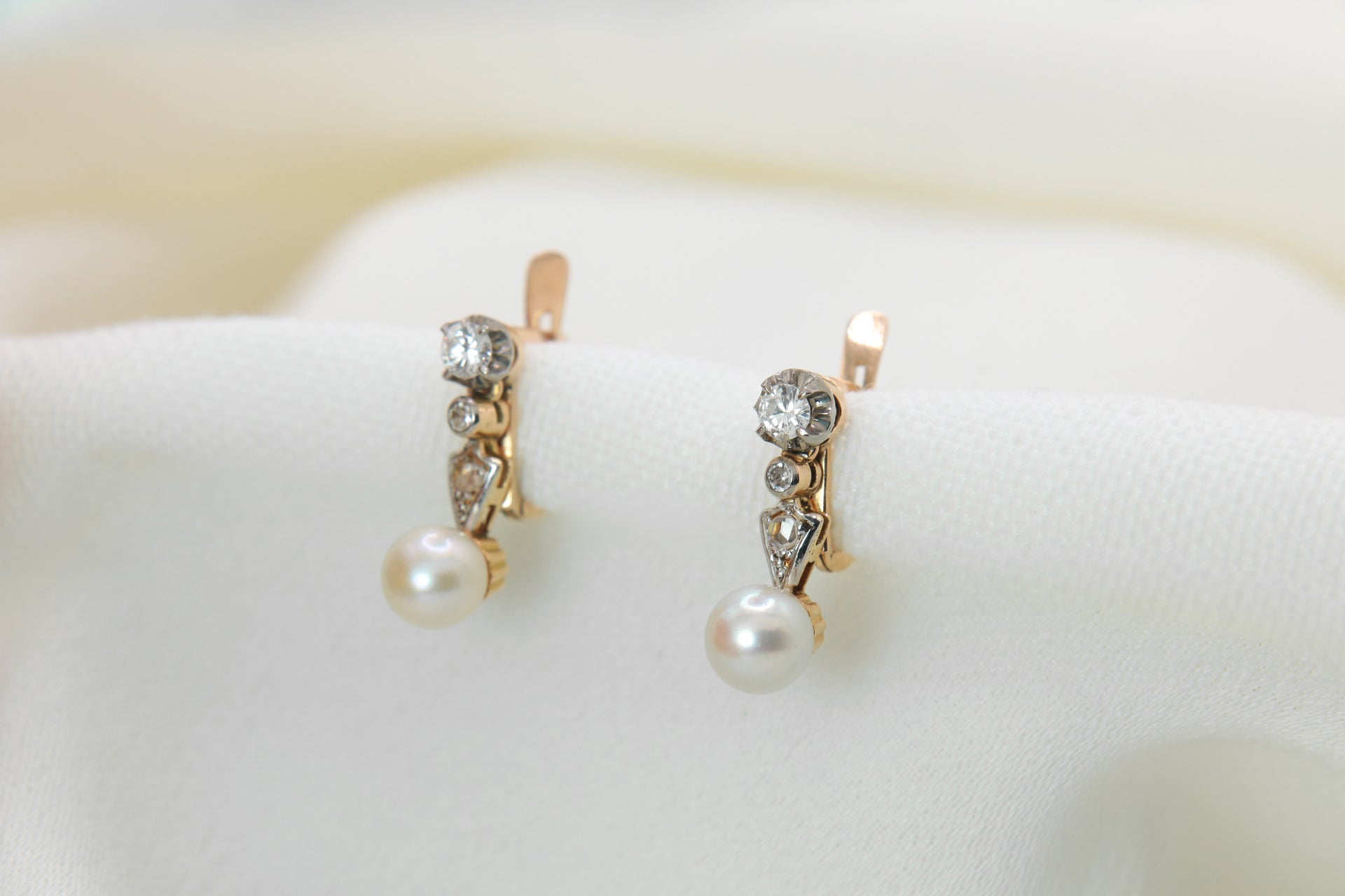 Boucles d'oreilles Dormeuses en Or, Perles et Diamants