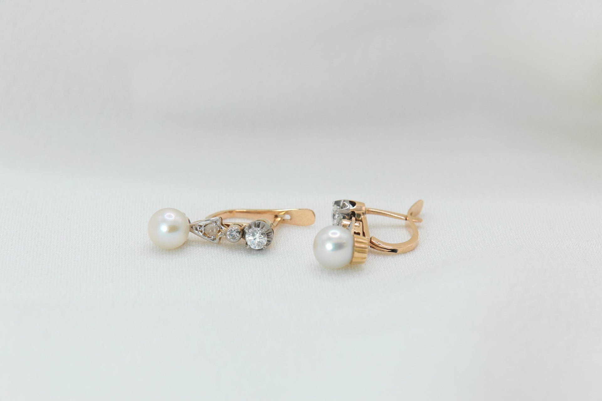 Boucles d'oreilles Dormeuses en Or, Perles et Diamants