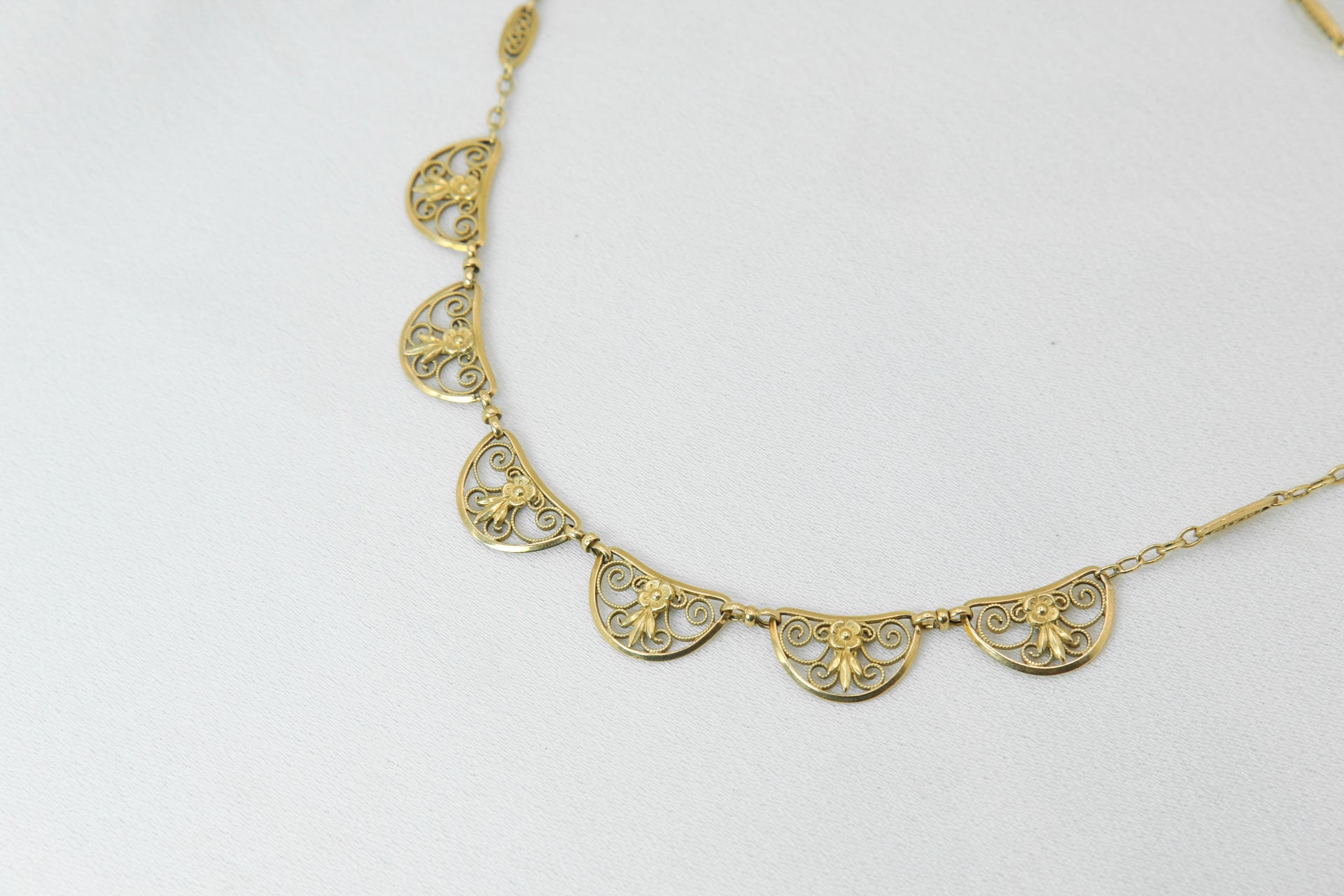 Old filigree mesh necklace in gold