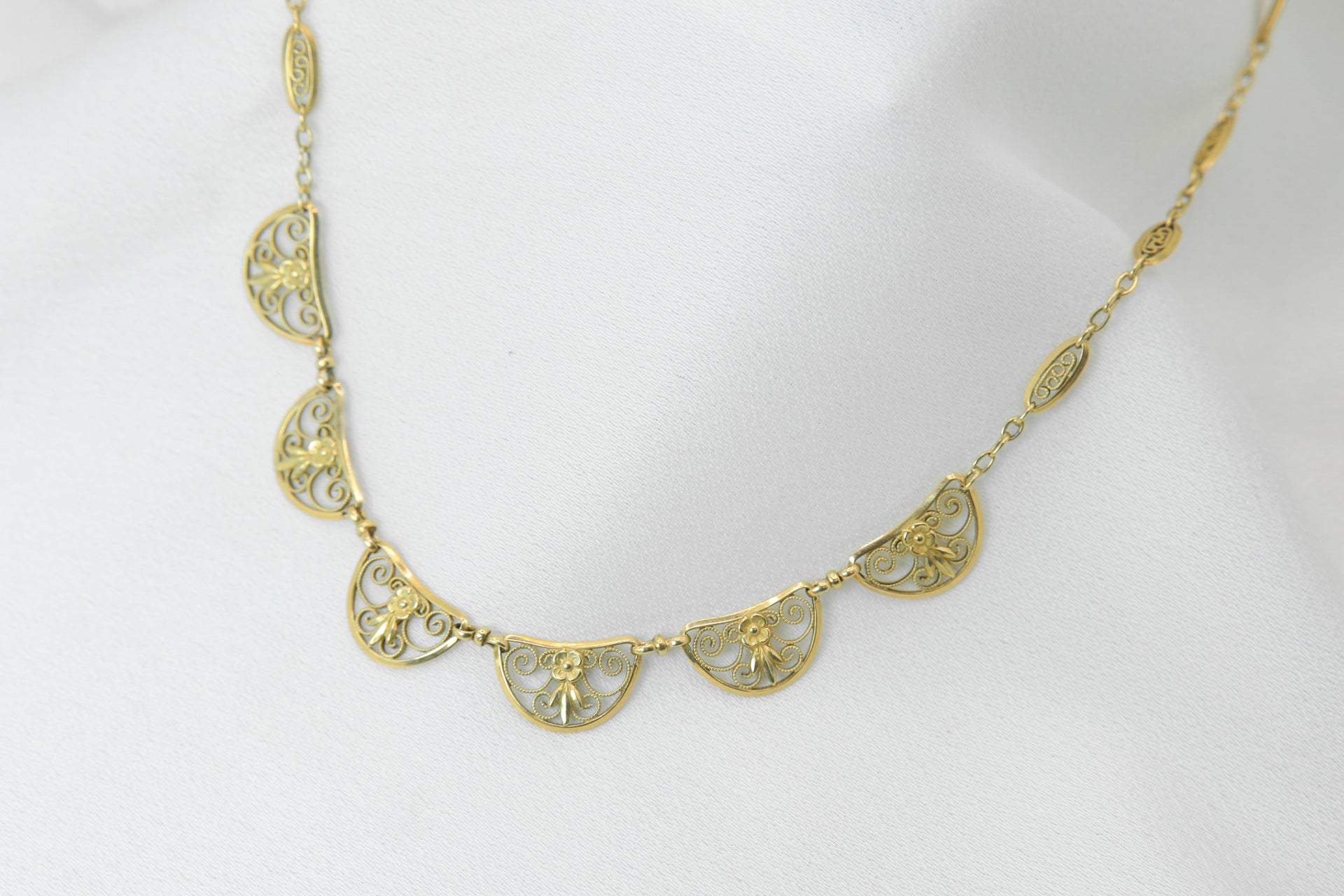 Old filigree mesh necklace in gold