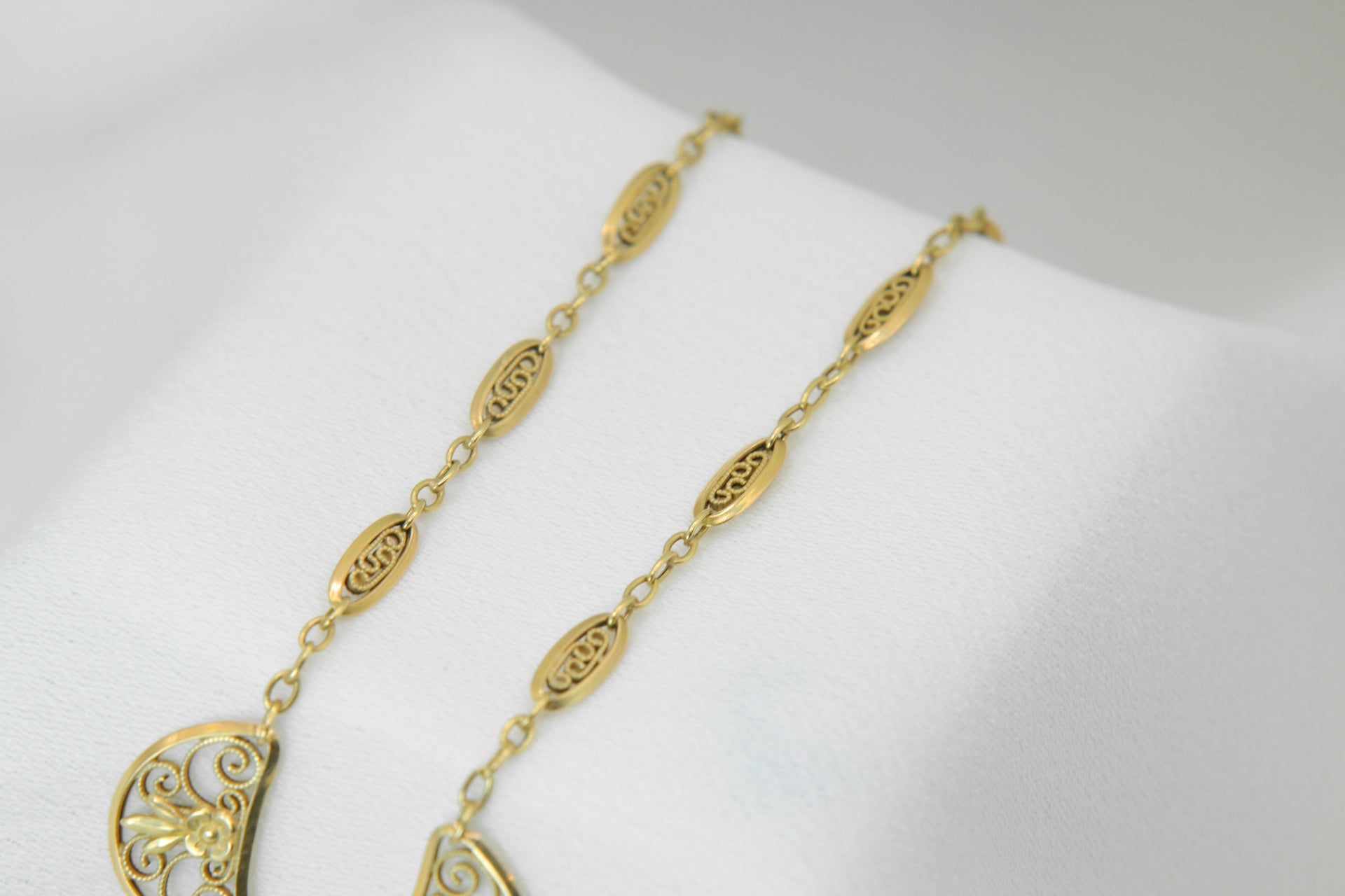 Old filigree mesh necklace in gold