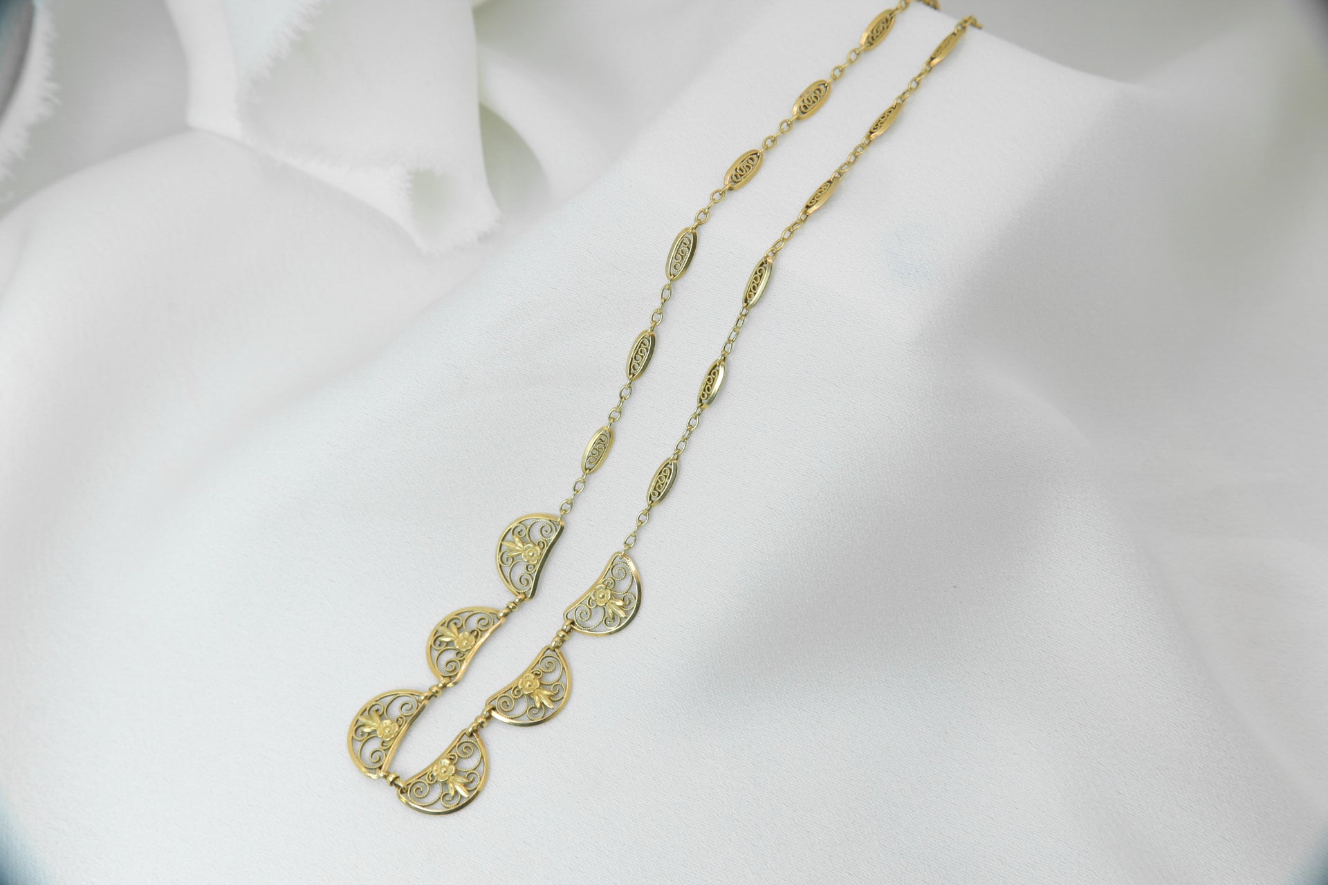 Old filigree mesh necklace in gold