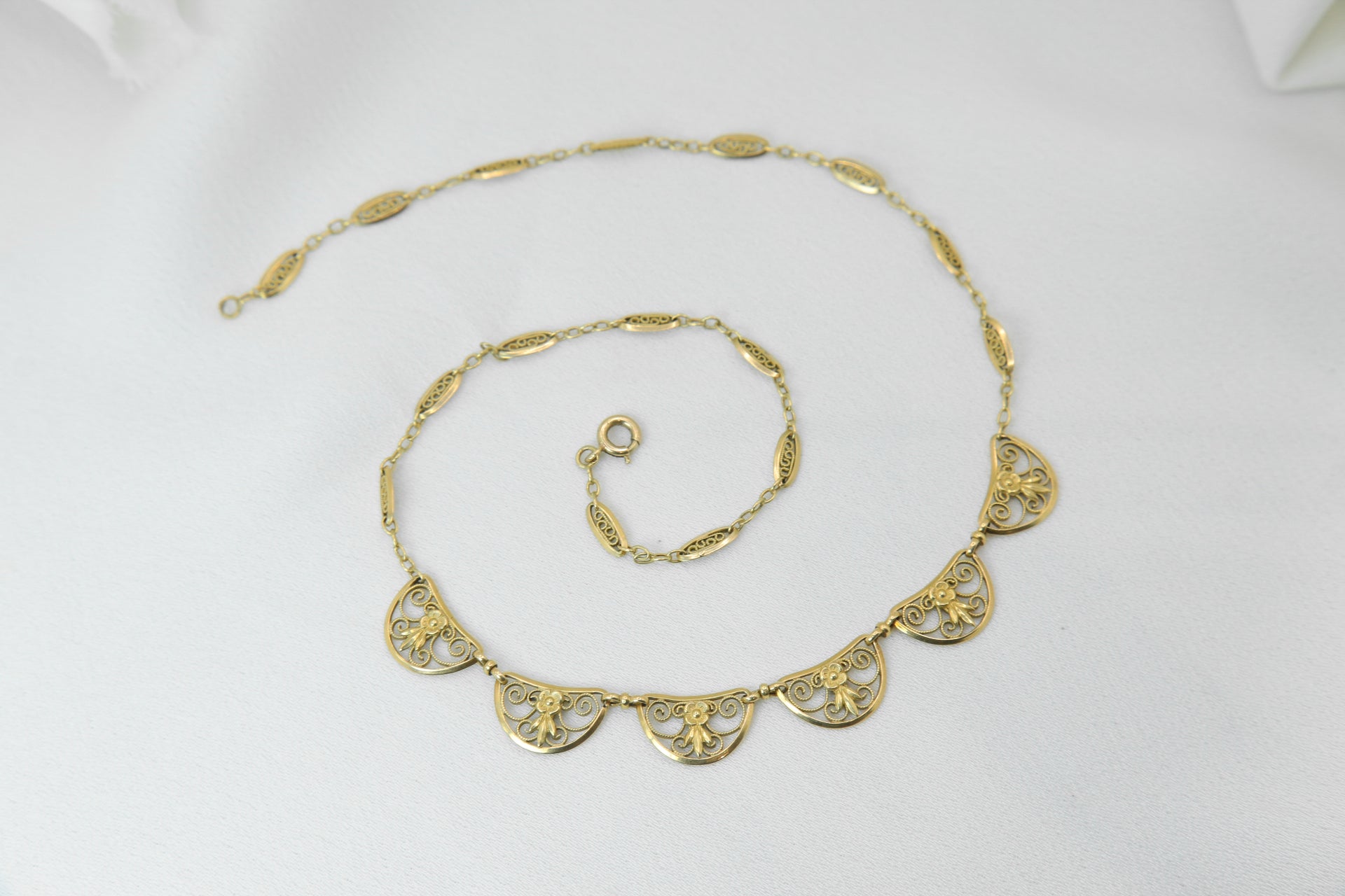 Old filigree mesh necklace in gold