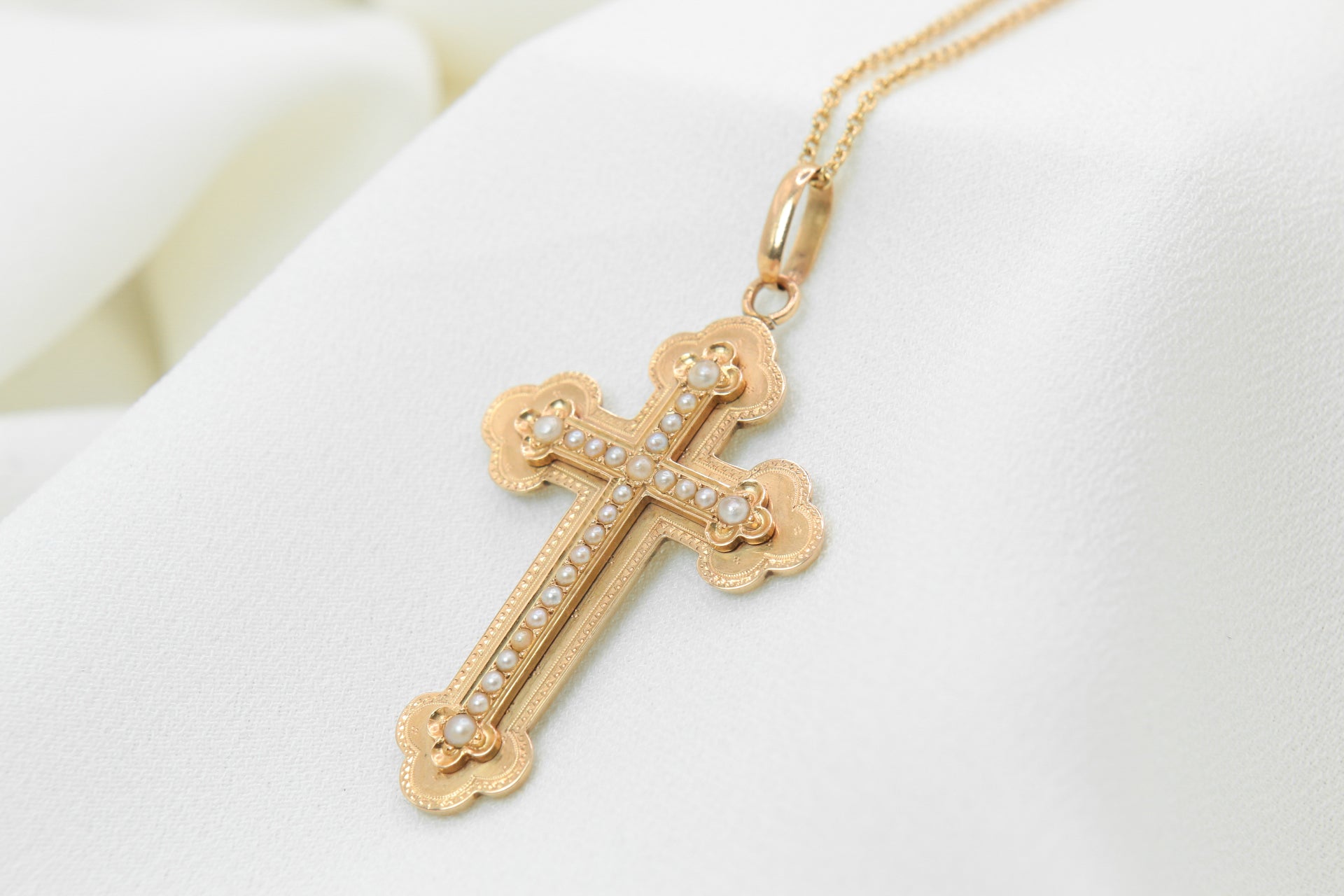 Antique cross pendant in gold and fine pearls - circa 1860