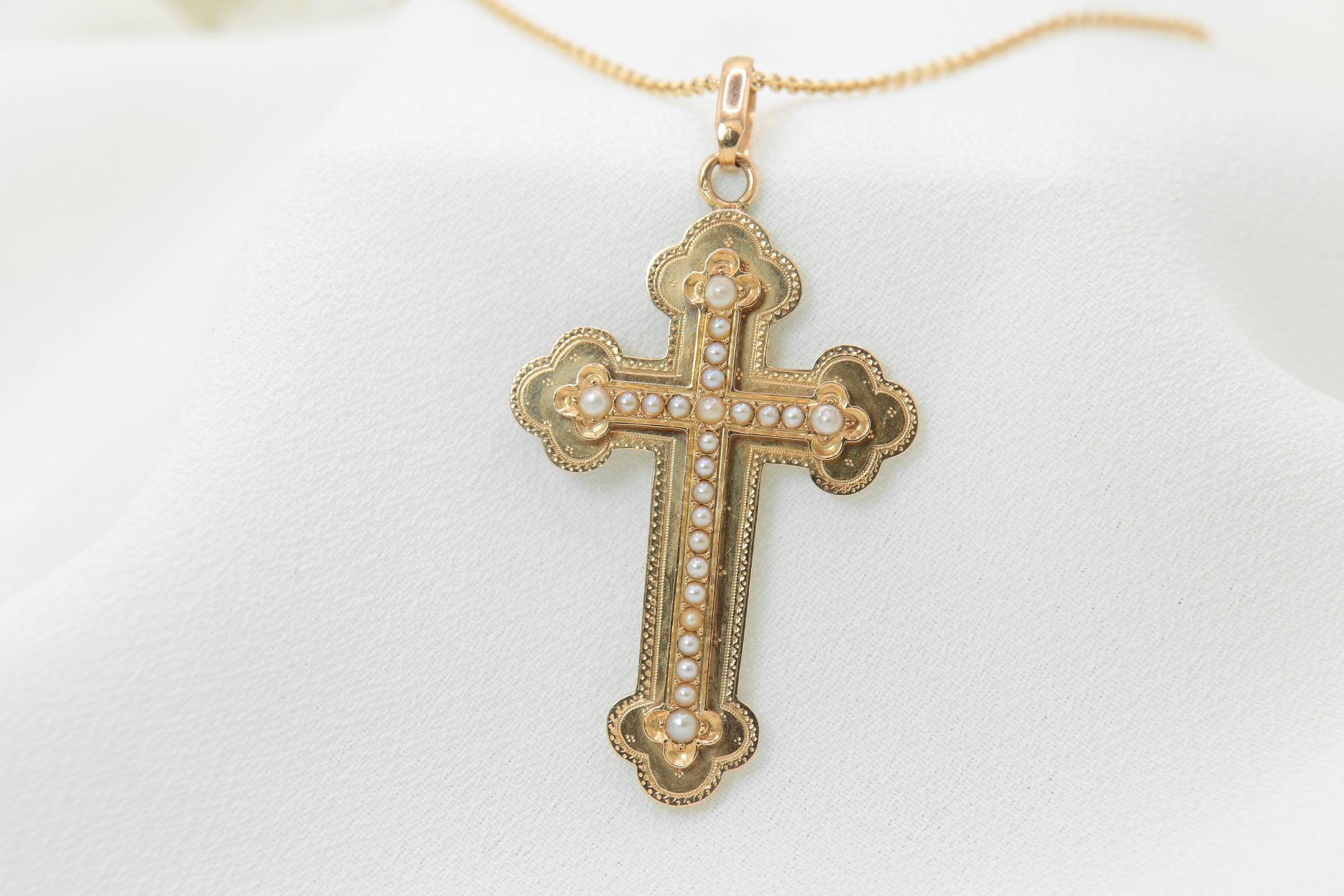 Antique cross pendant in gold and fine pearls - circa 1860