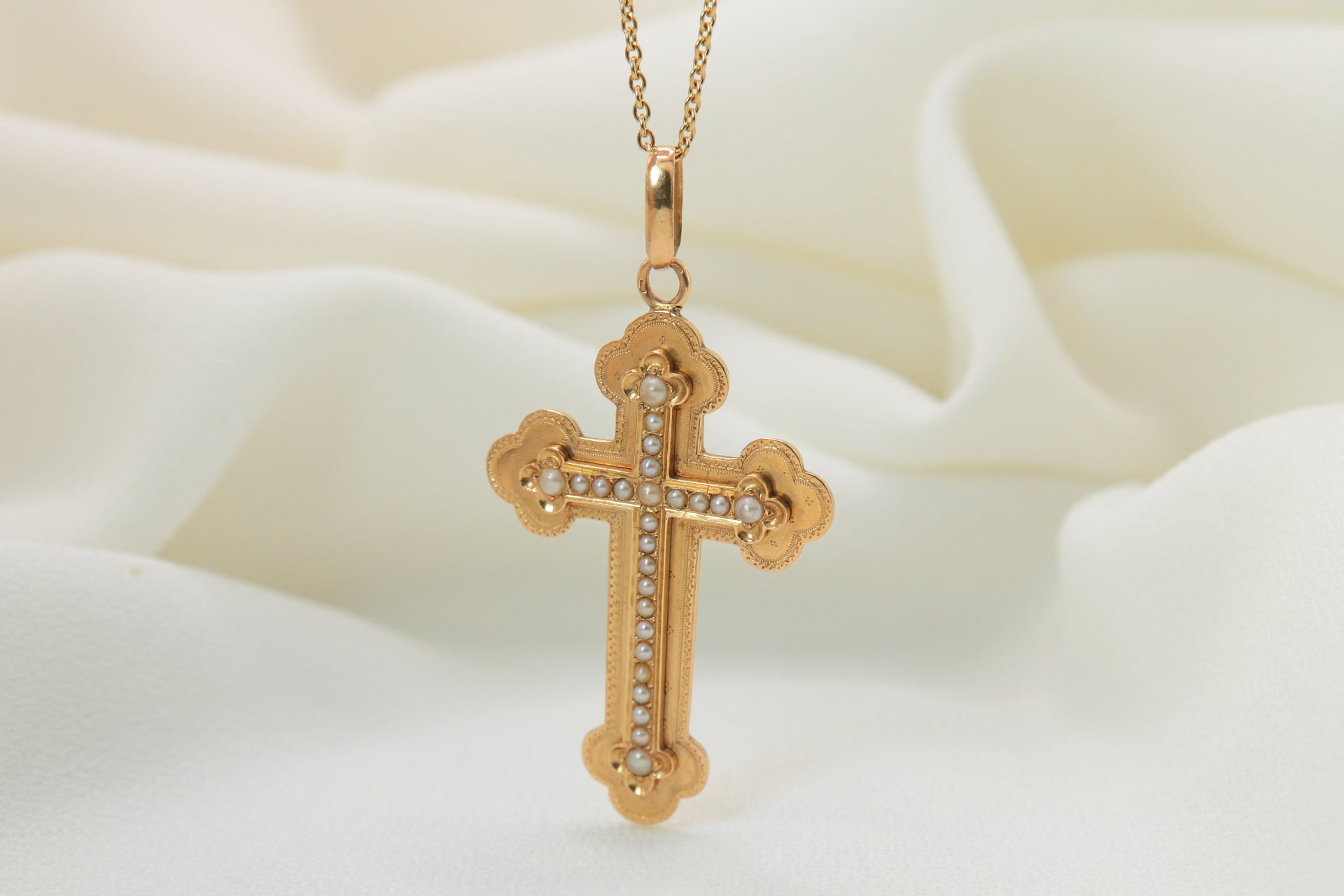 Antique cross pendant in gold and fine pearls - circa 1860