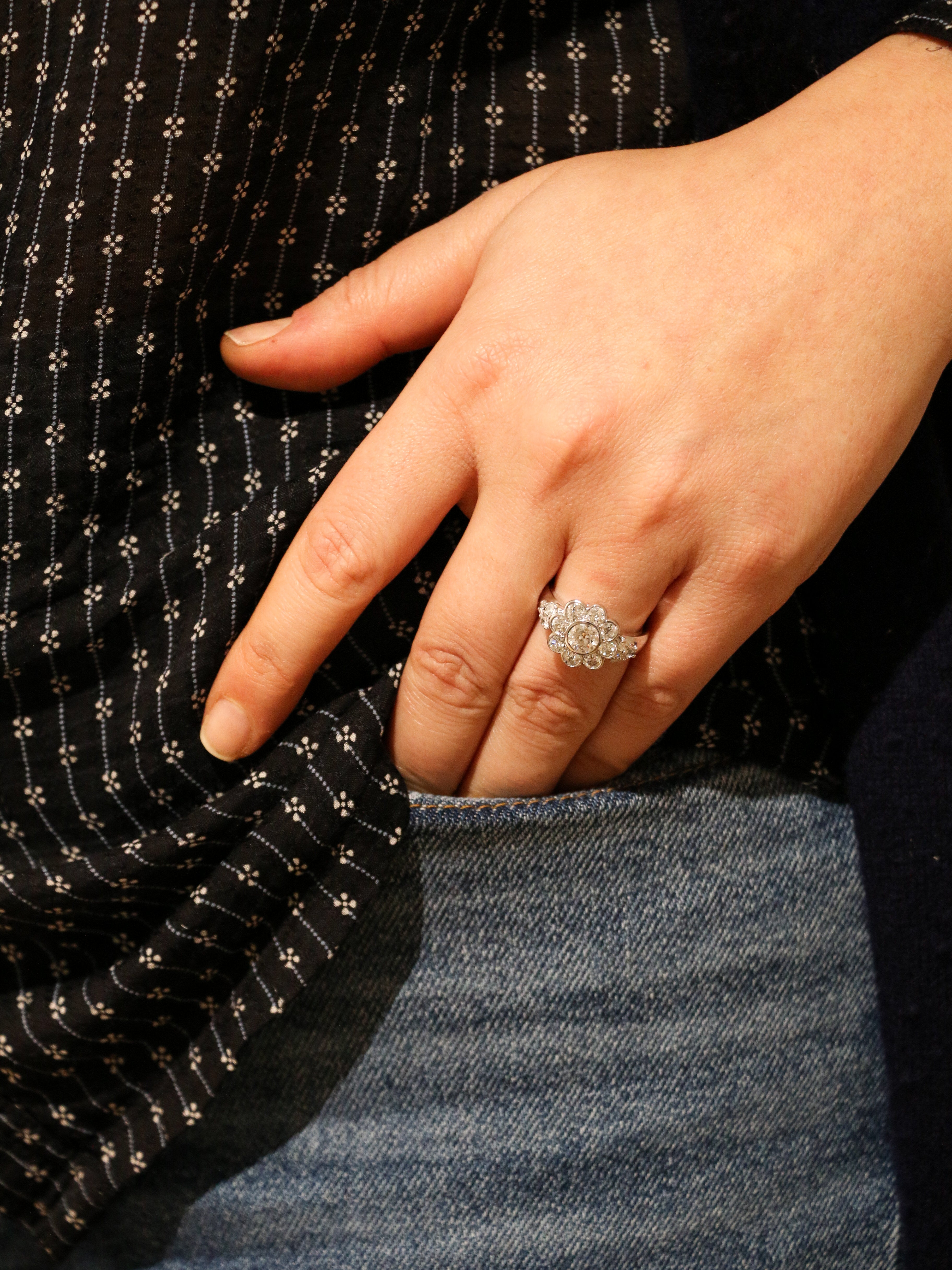 Vintage daisy ring in white gold and old cut diamonds