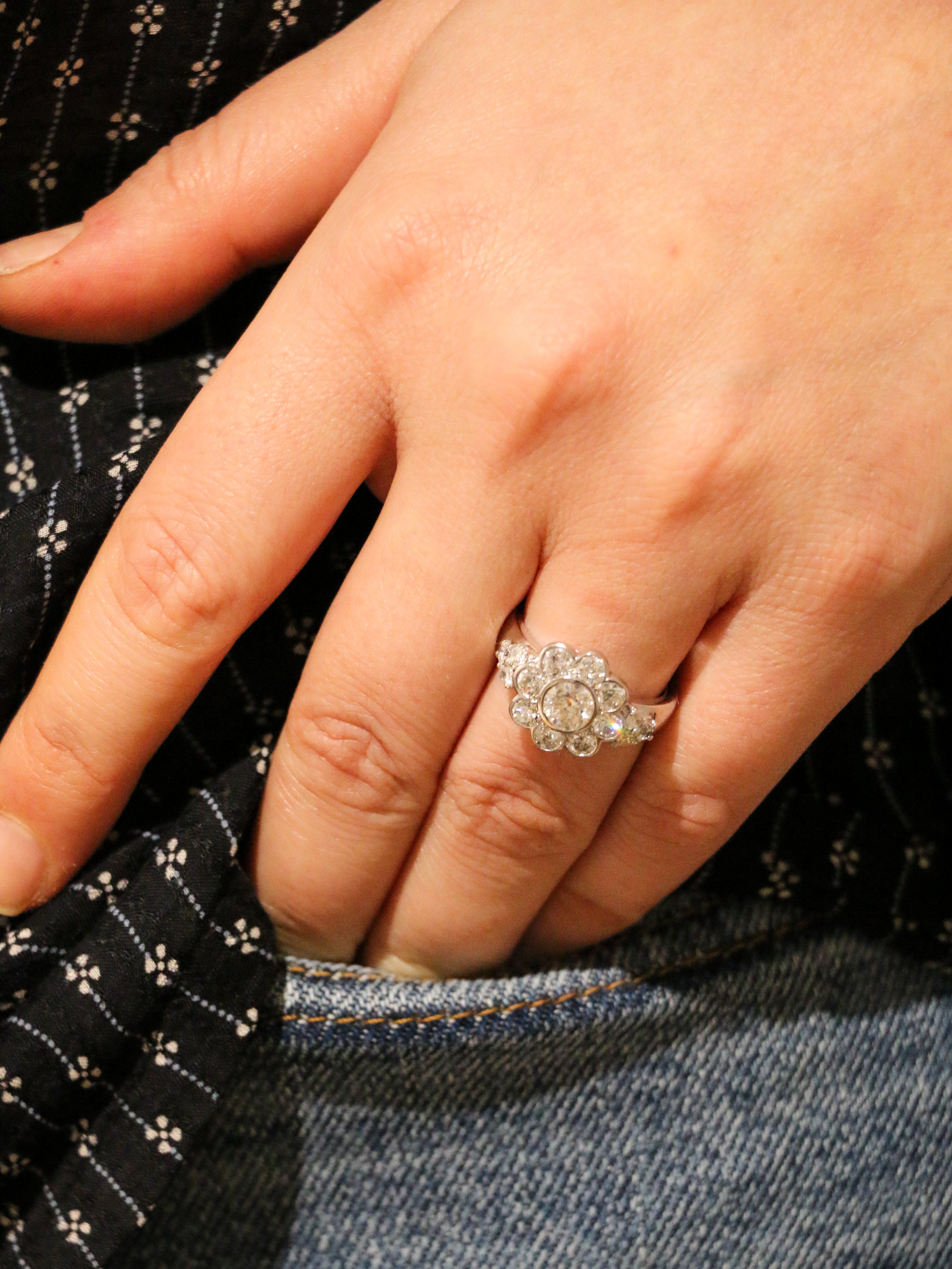 Vintage daisy ring in white gold and old cut diamonds