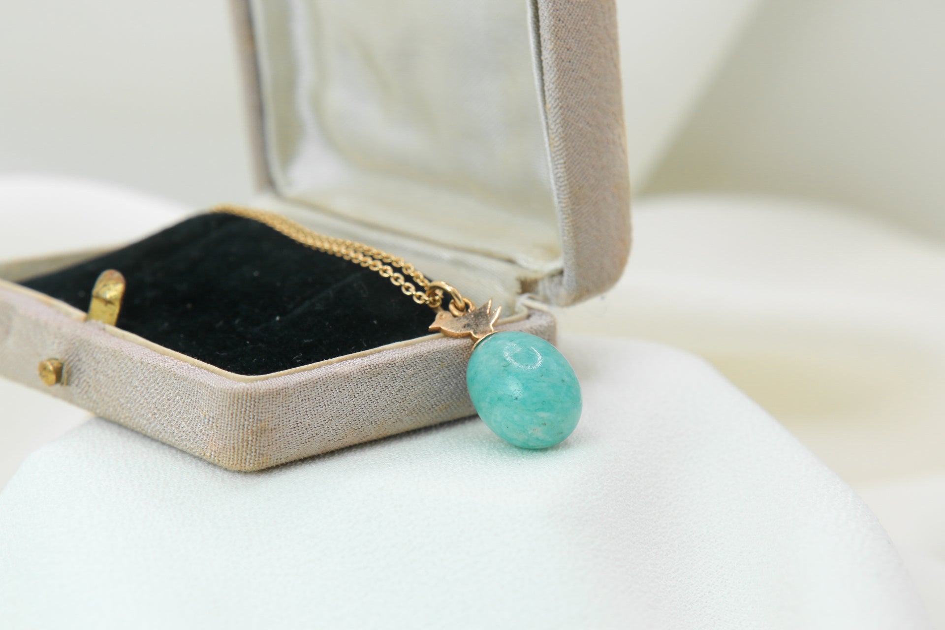 Vintage pendant in yellow gold and amazonite