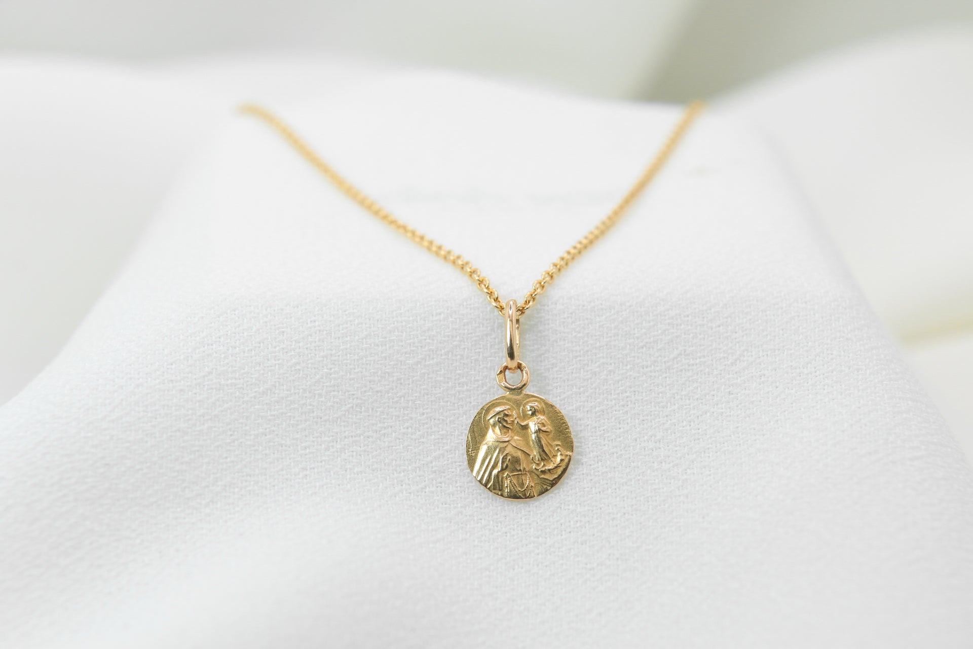 Mini vintage medal in yellow gold representing an angel blessing Saint Francis