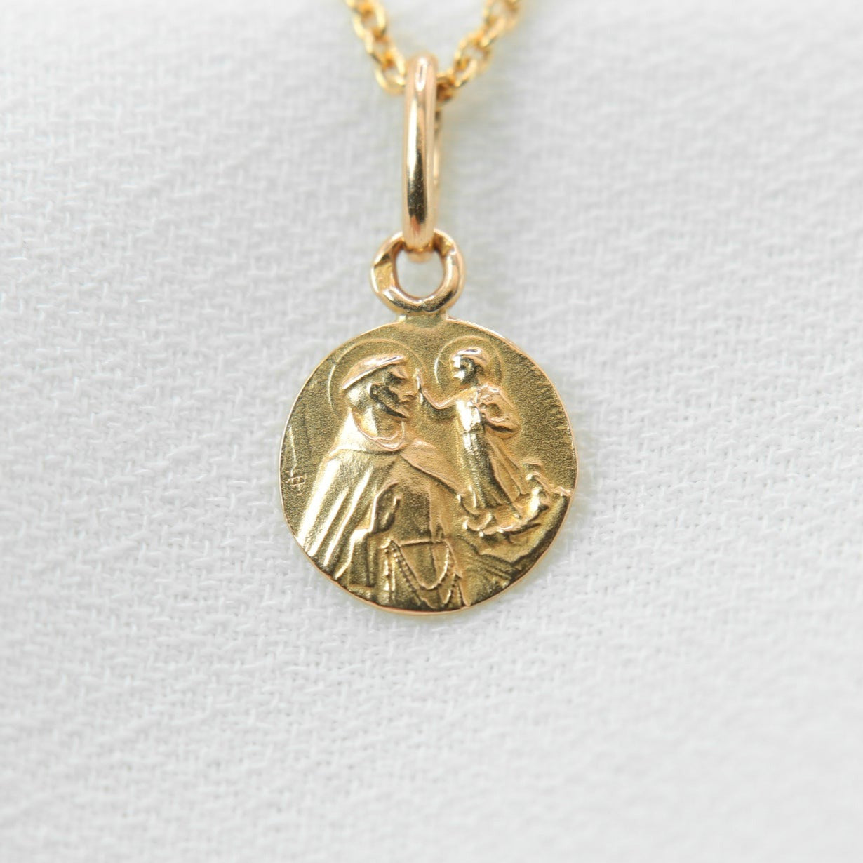 Mini vintage medal in yellow gold representing an angel blessing Saint Francis