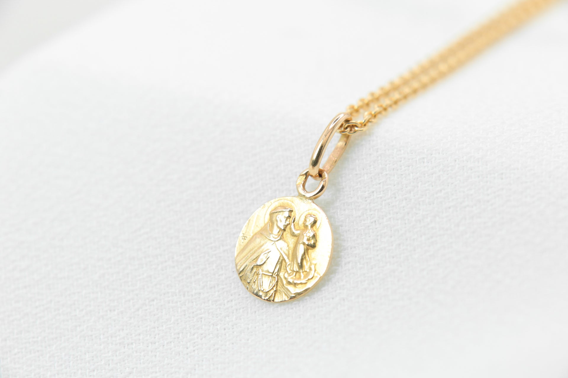 Mini vintage medal in yellow gold representing an angel blessing Saint Francis