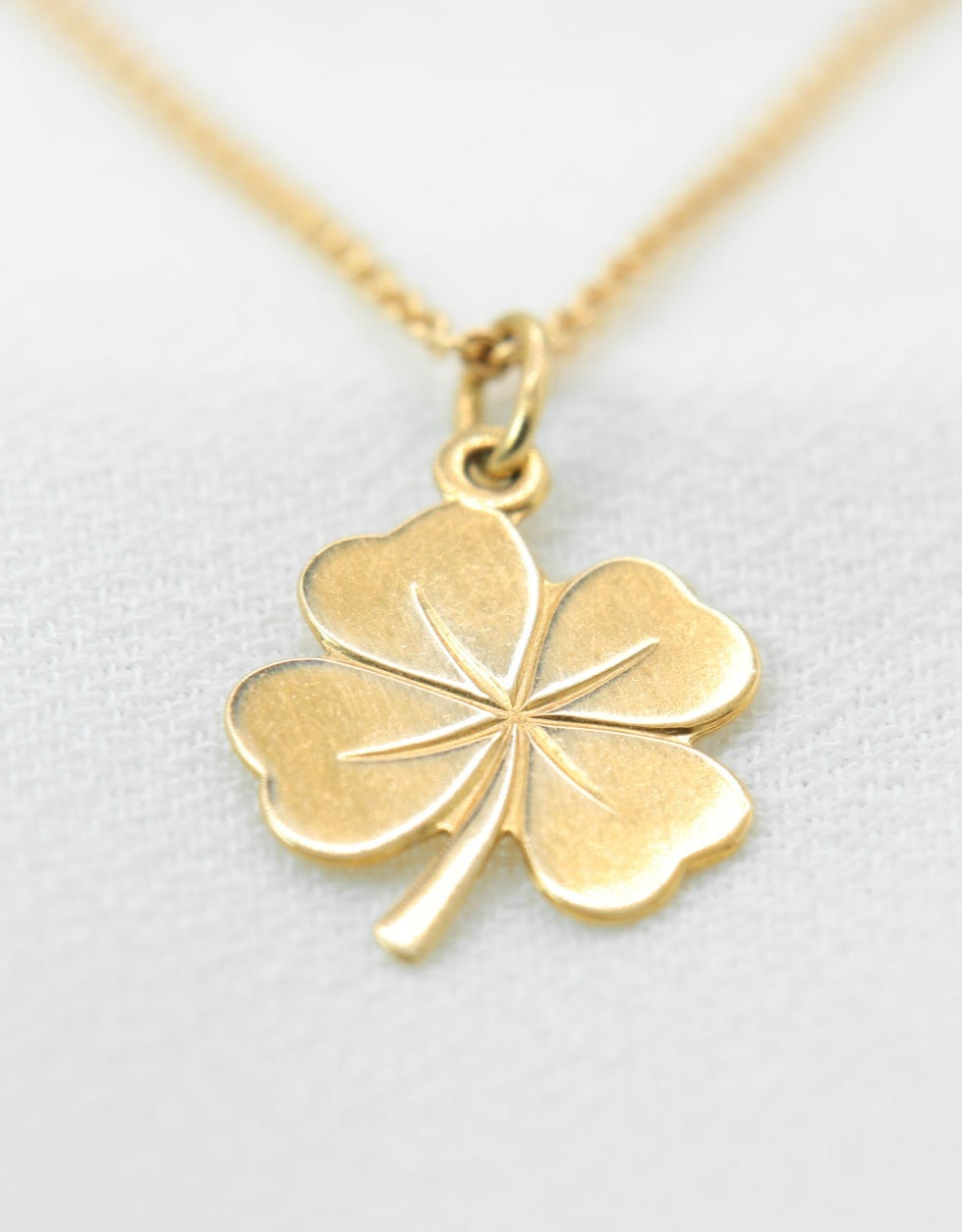 Vintage Gold Pendant depicting a Clover