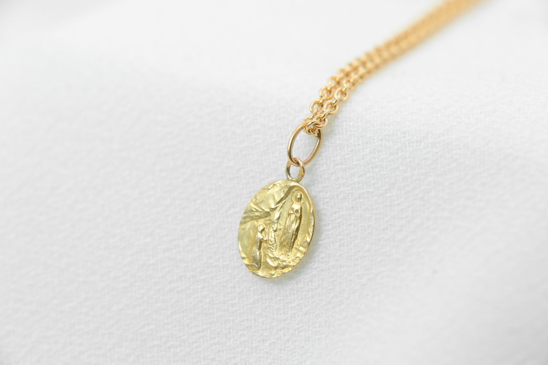 Small Old Oval Medal 1950 in Gold depicting the Virgin