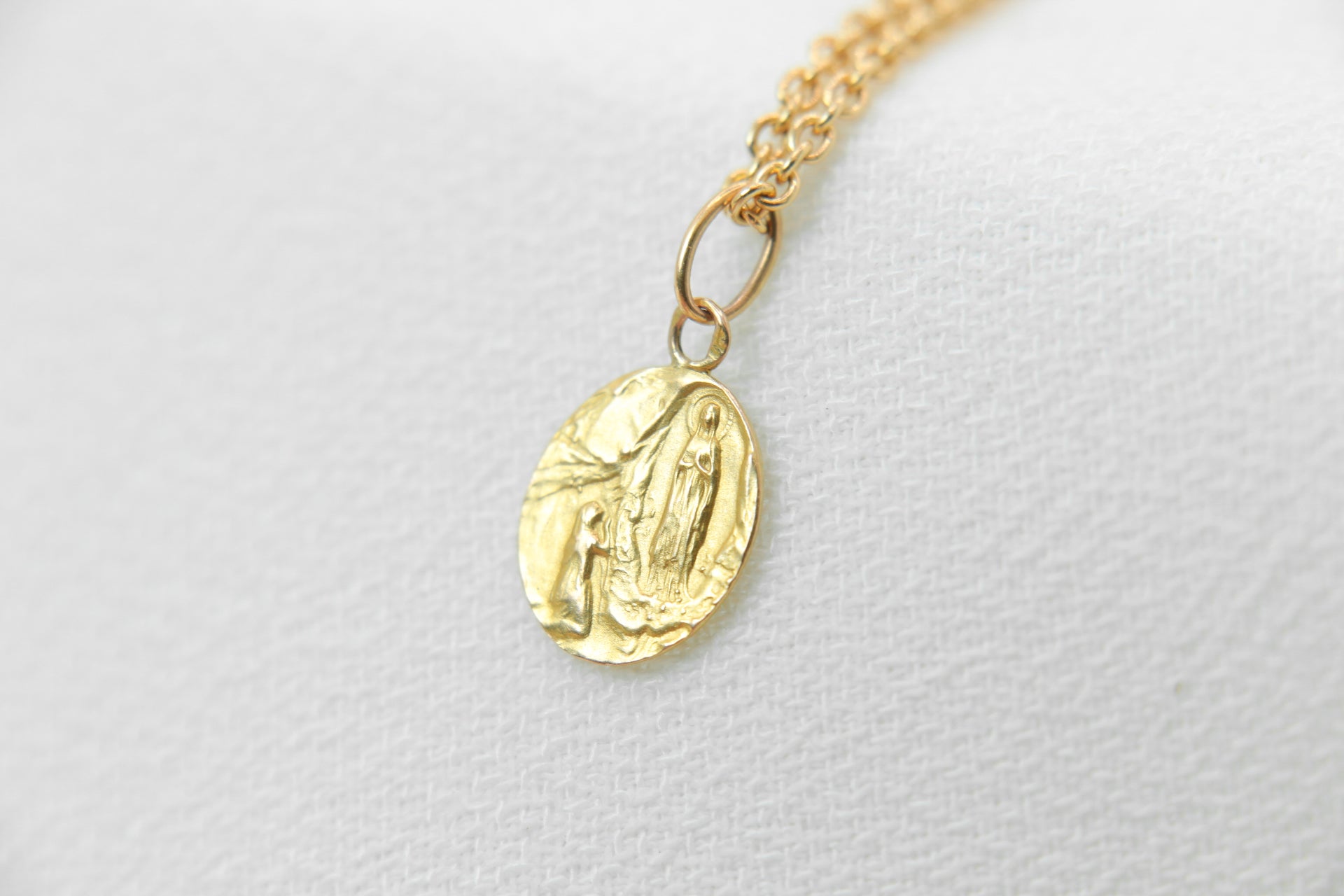 Small Old Oval Medal 1950 in Gold depicting the Virgin