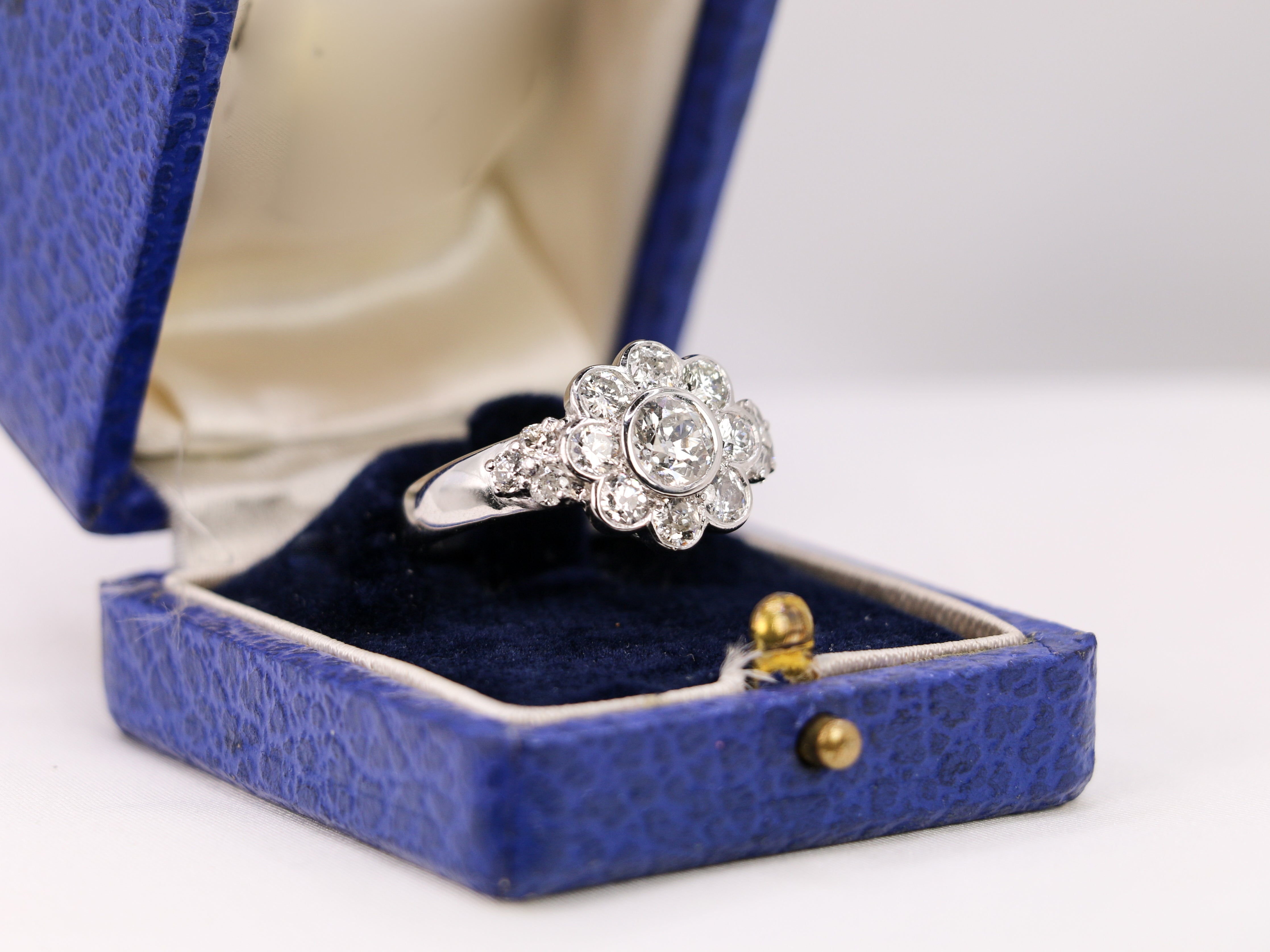 Vintage daisy ring in white gold and old cut diamonds