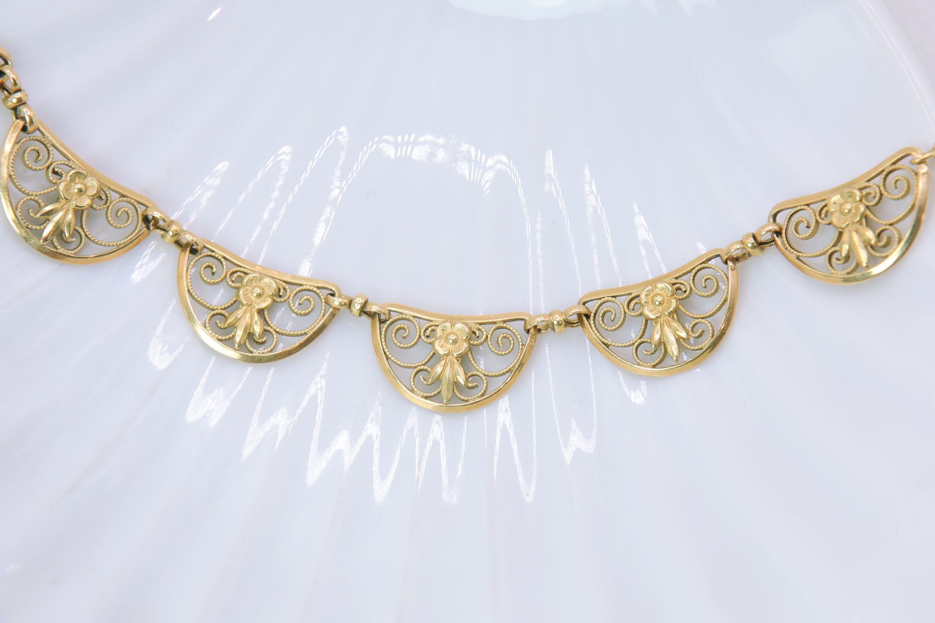 Old filigree mesh necklace in gold