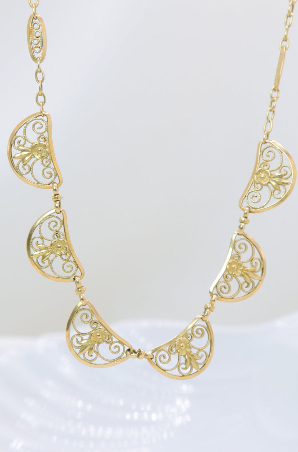 Old filigree mesh necklace in gold