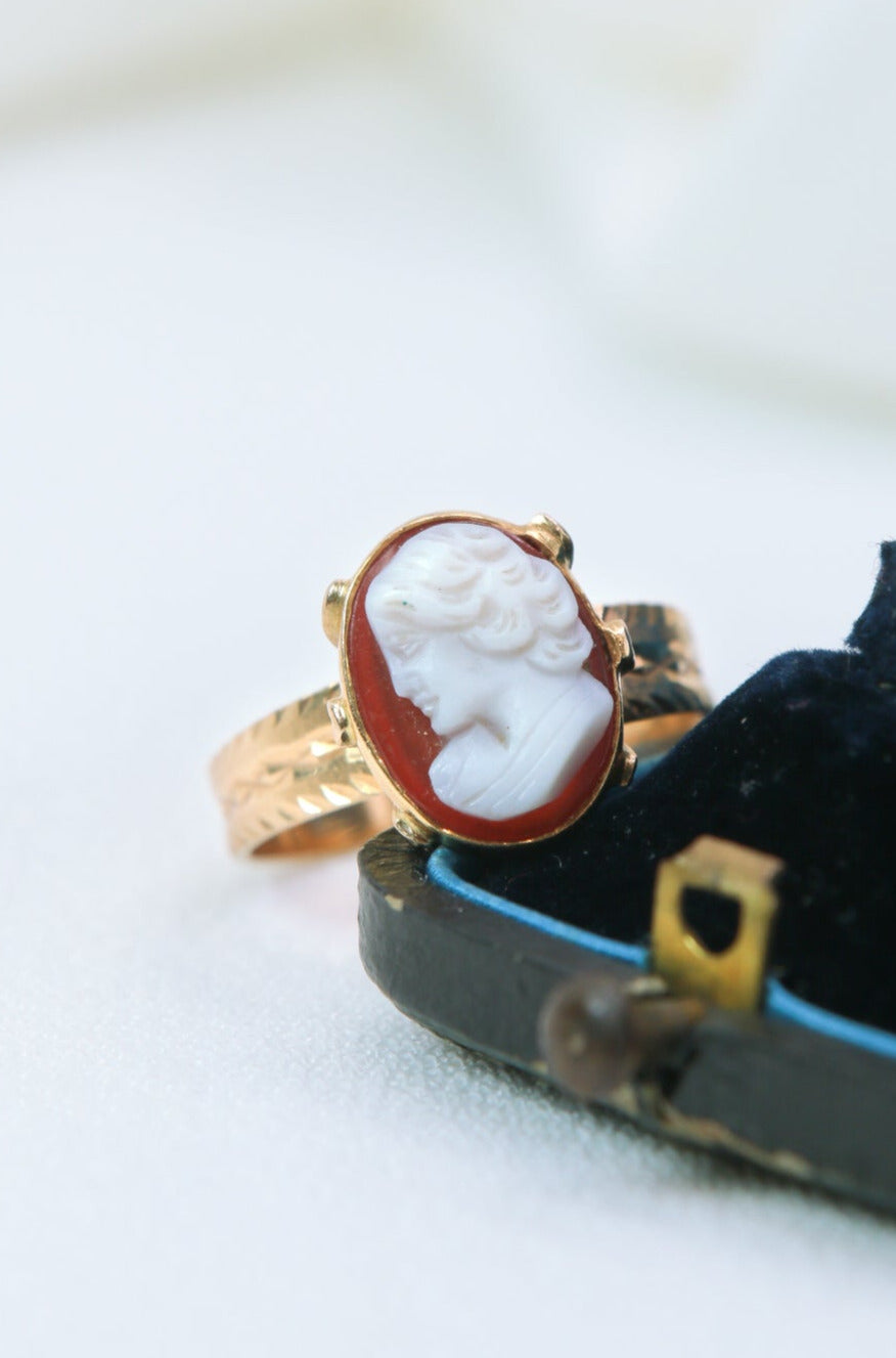 Vintage ring in yellow gold and shell cameo