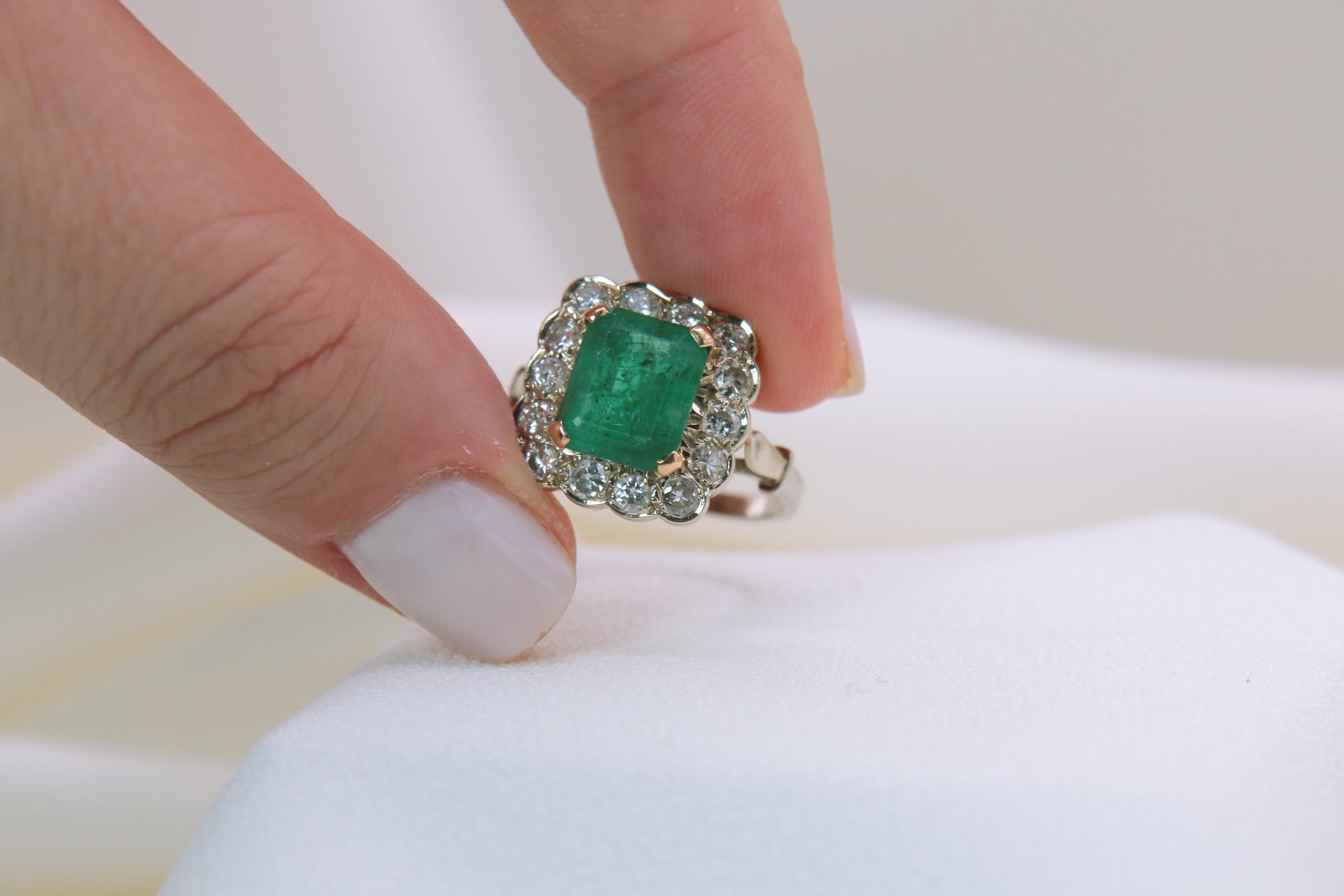 Vintage daisy ring in gold, emerald and diamonds